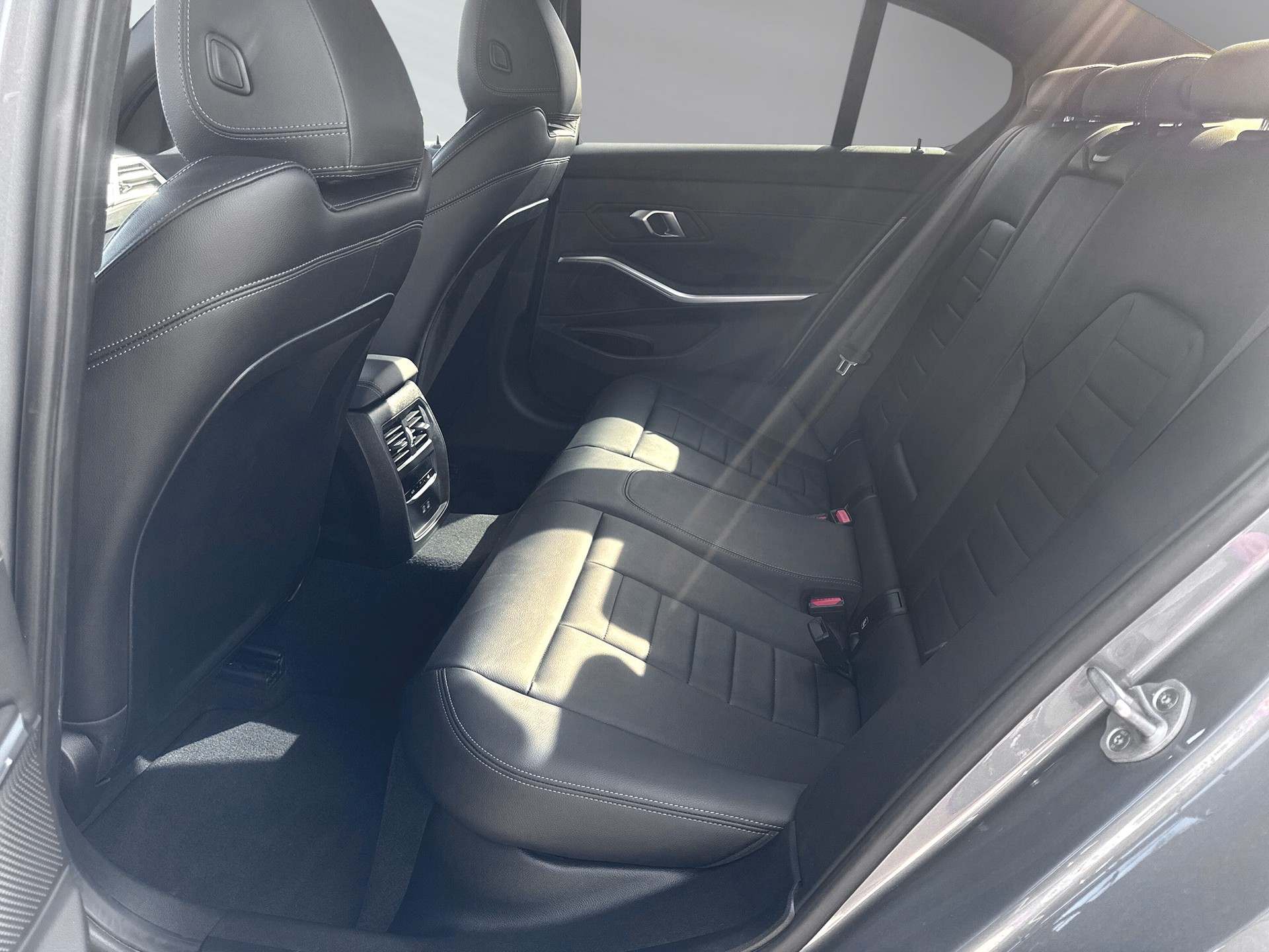 BMW 330e xDrive Steptronic M Sport-image-6