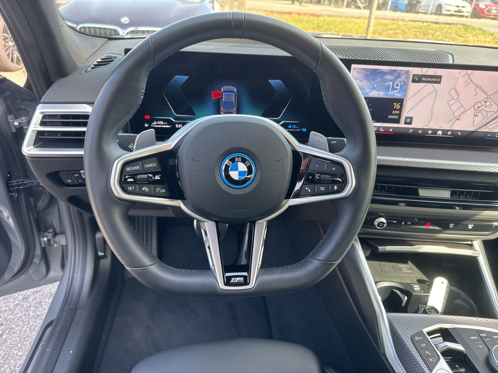 BMW 330e xDrive Steptronic M Sport-image-11