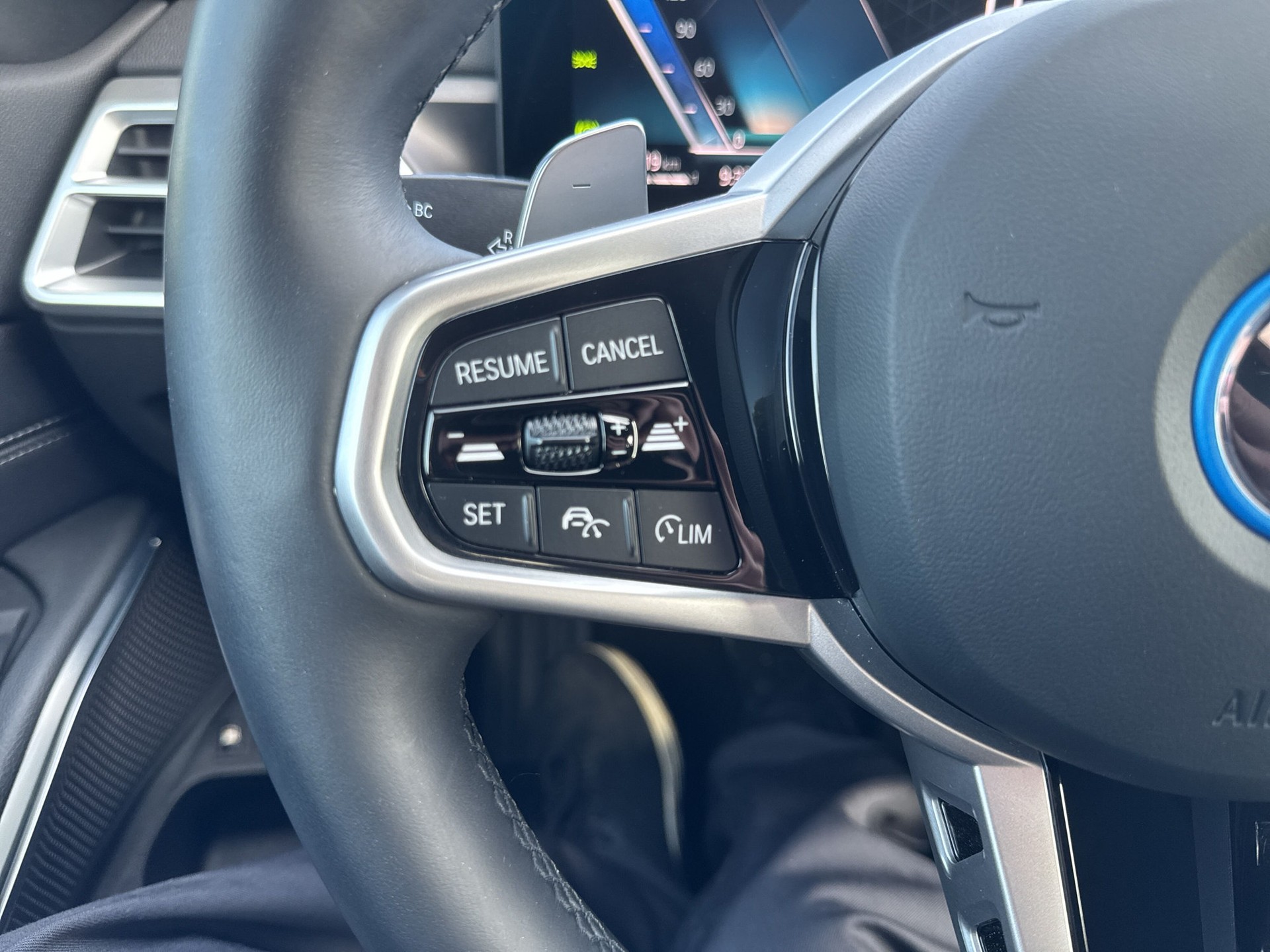 BMW 330e xDrive Steptronic M Sport-image-14