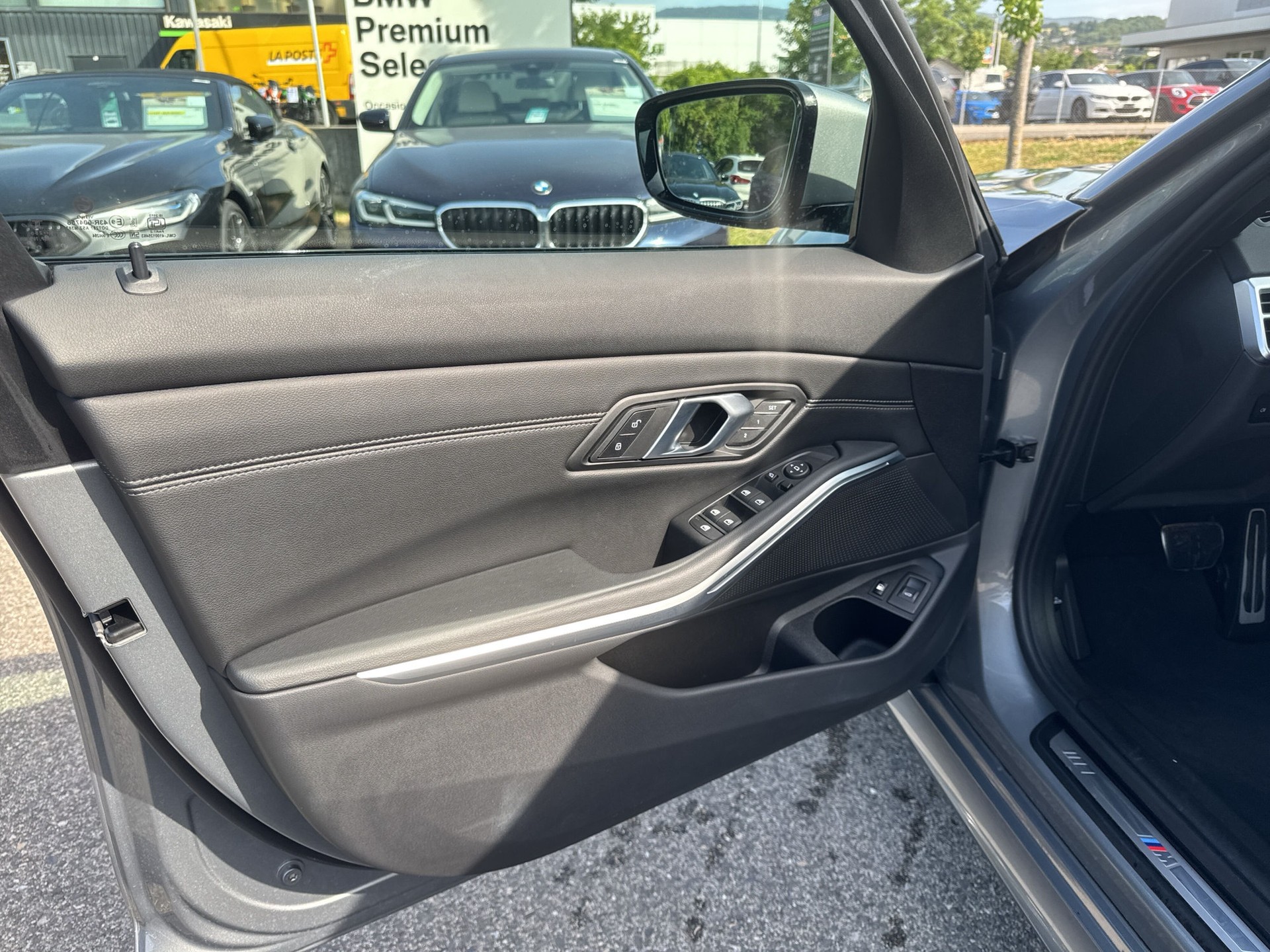 BMW 330e xDrive Steptronic M Sport-image-16