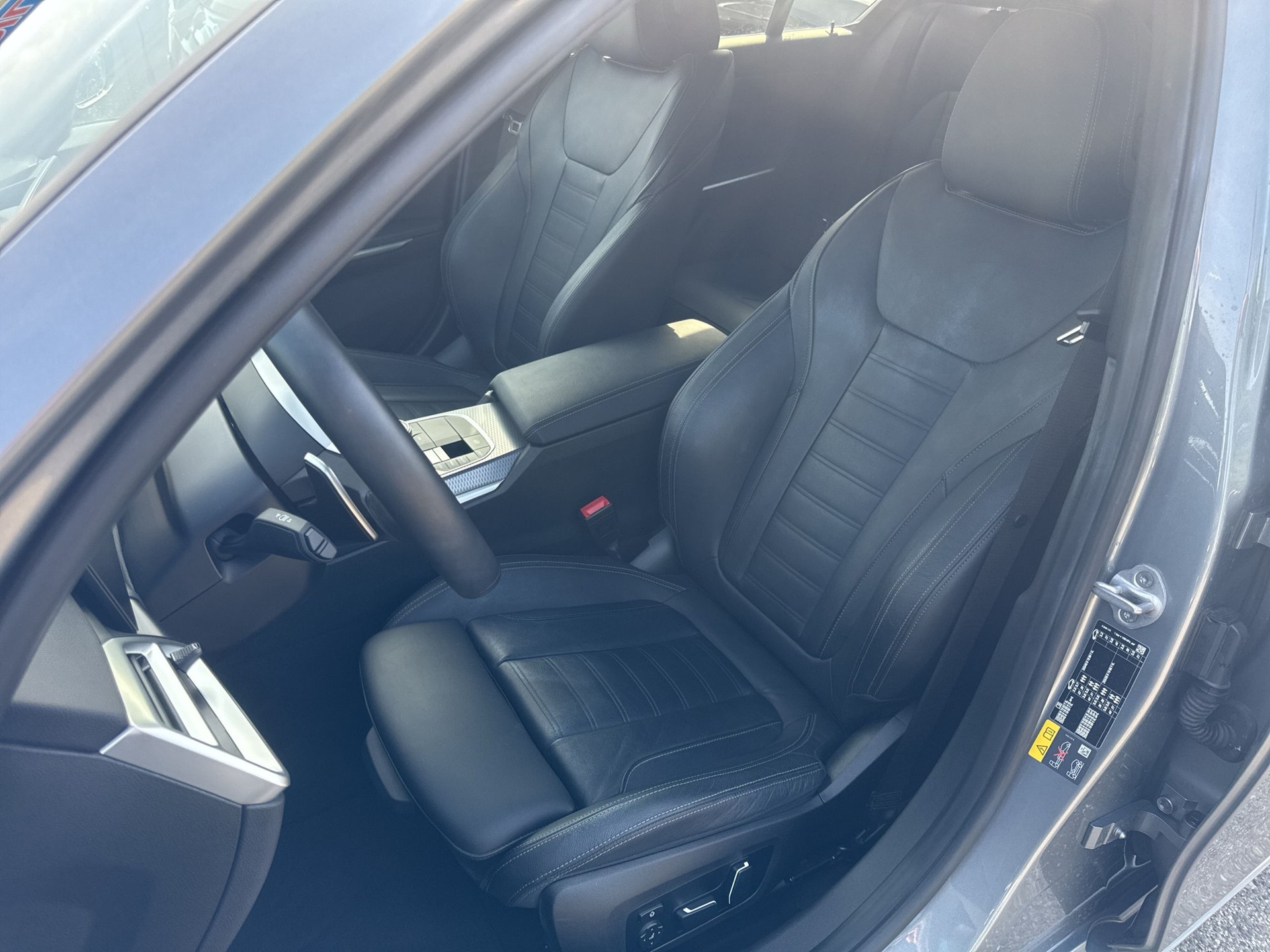 BMW 330e xDrive Steptronic M Sport-image-9