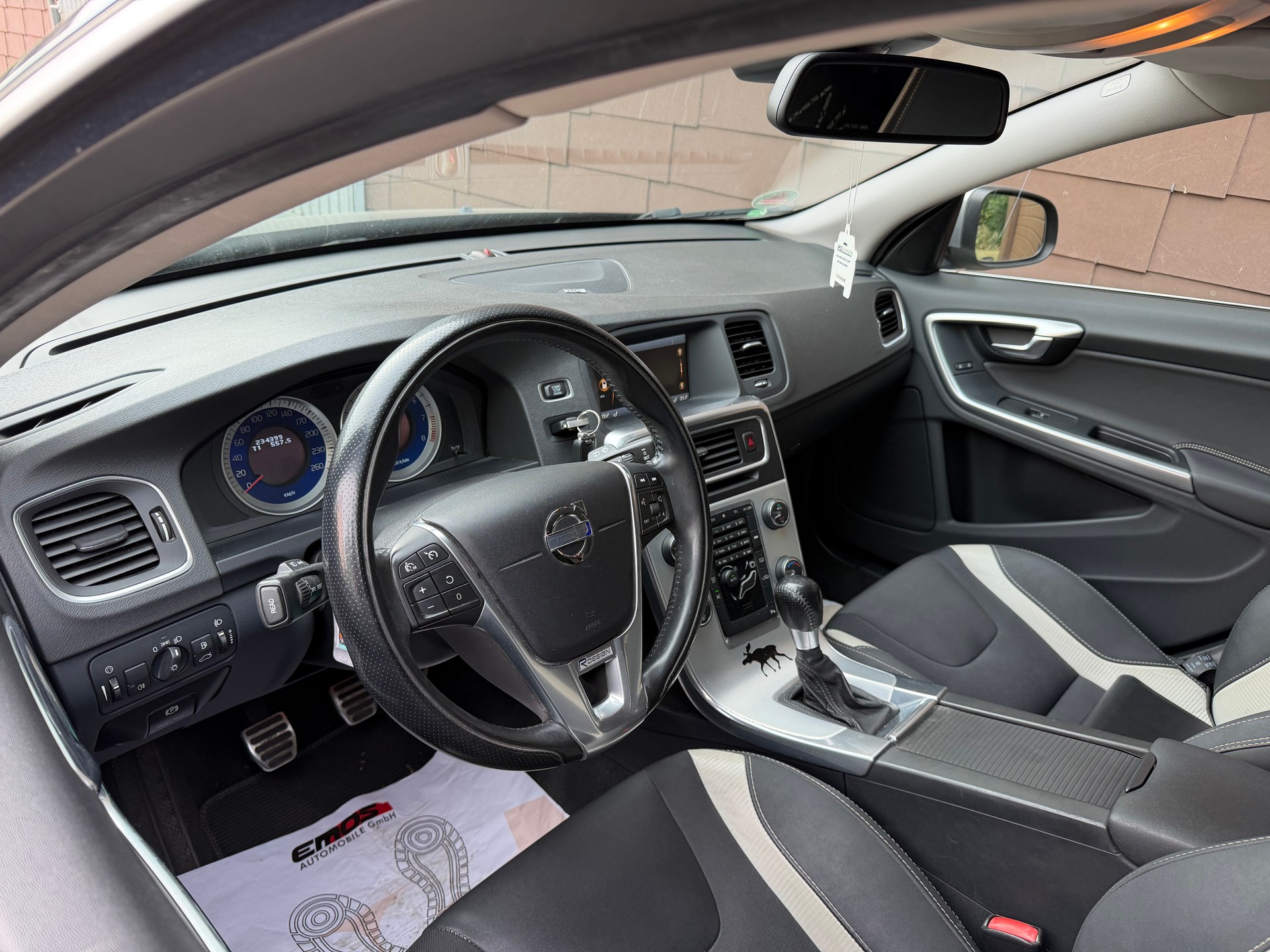 VOLVO V60 T5 R-Design-image-9
