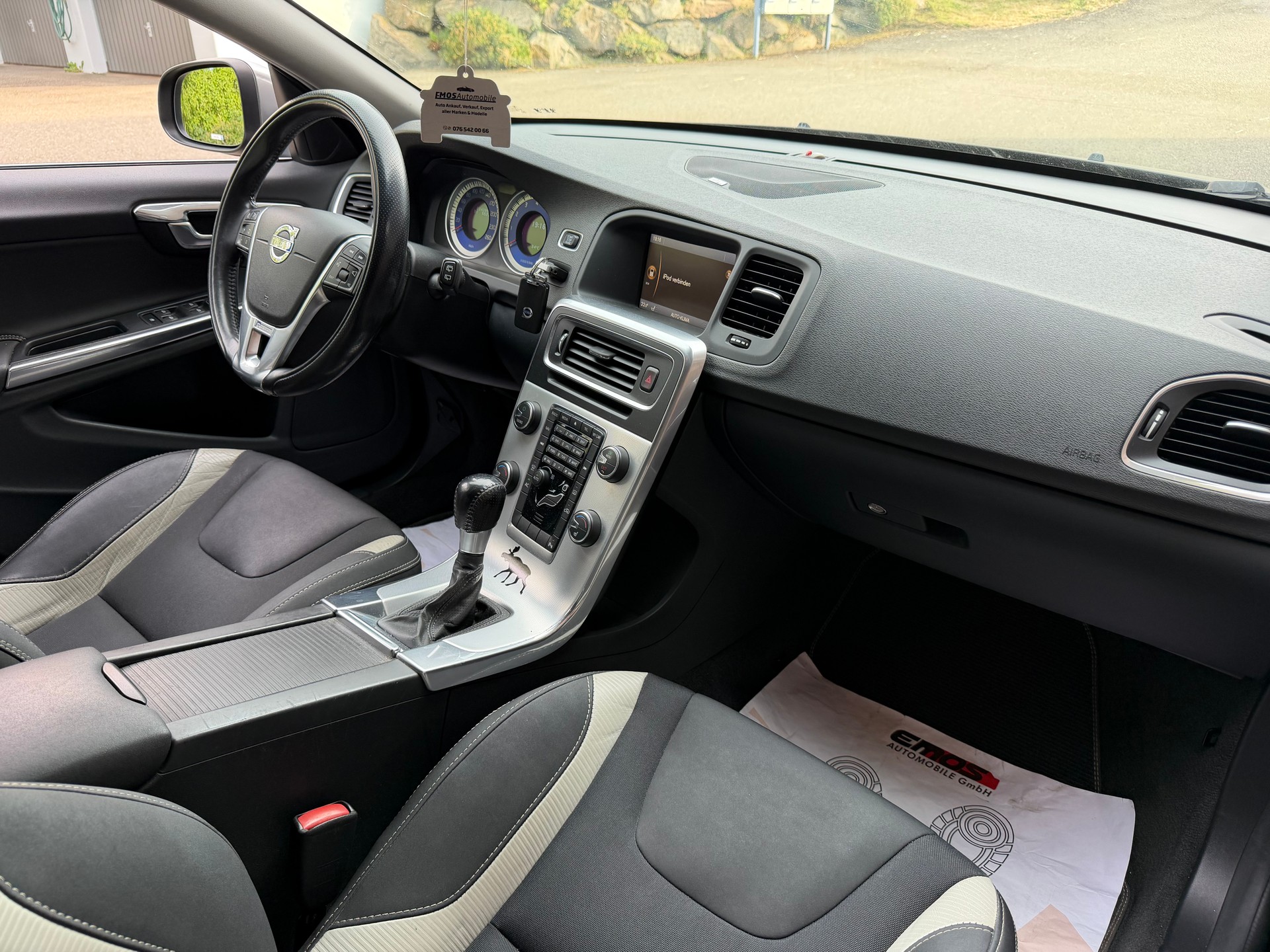 VOLVO V60 T5 R-Design-image-8