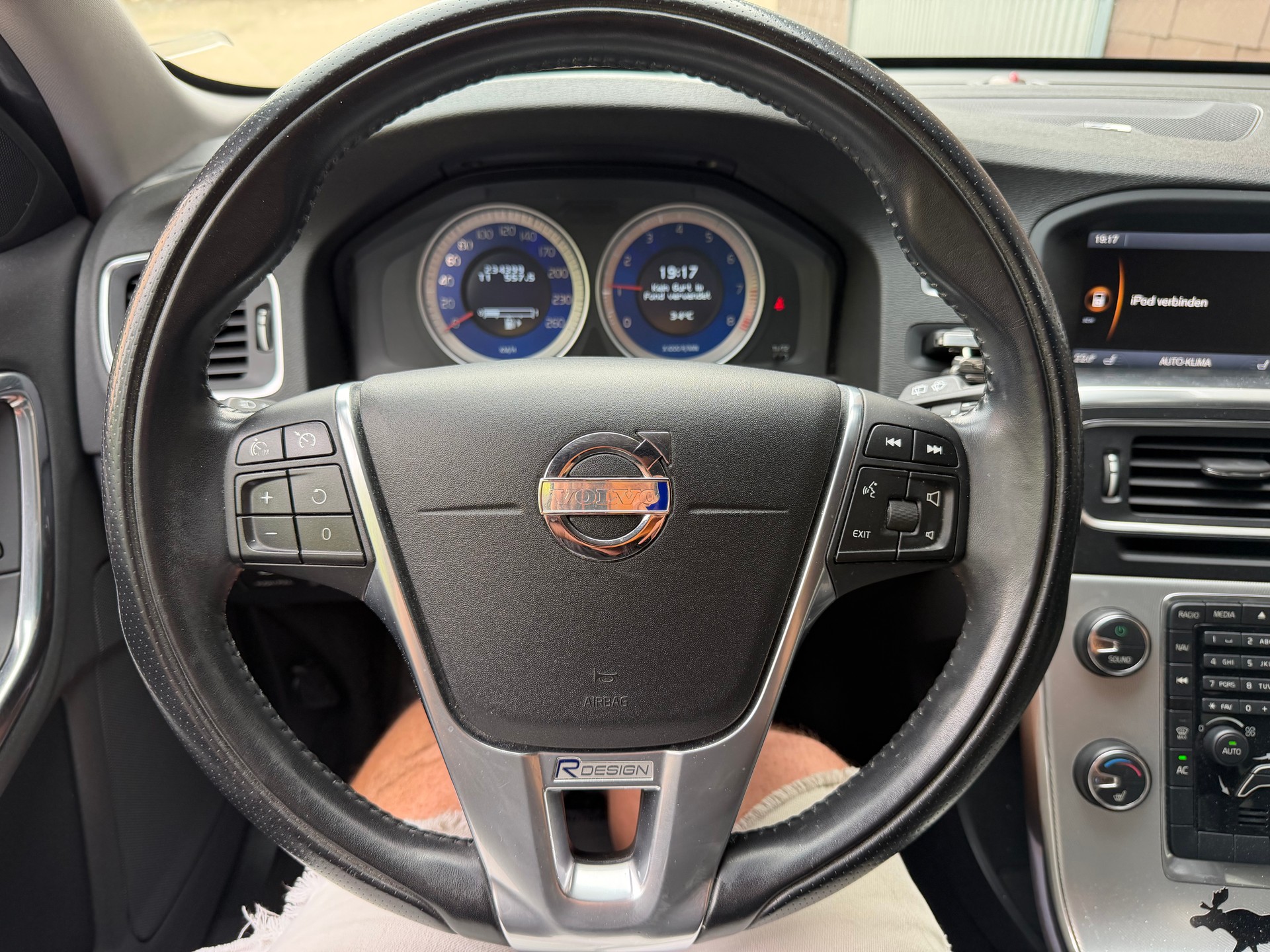 VOLVO V60 T5 R-Design-image-13