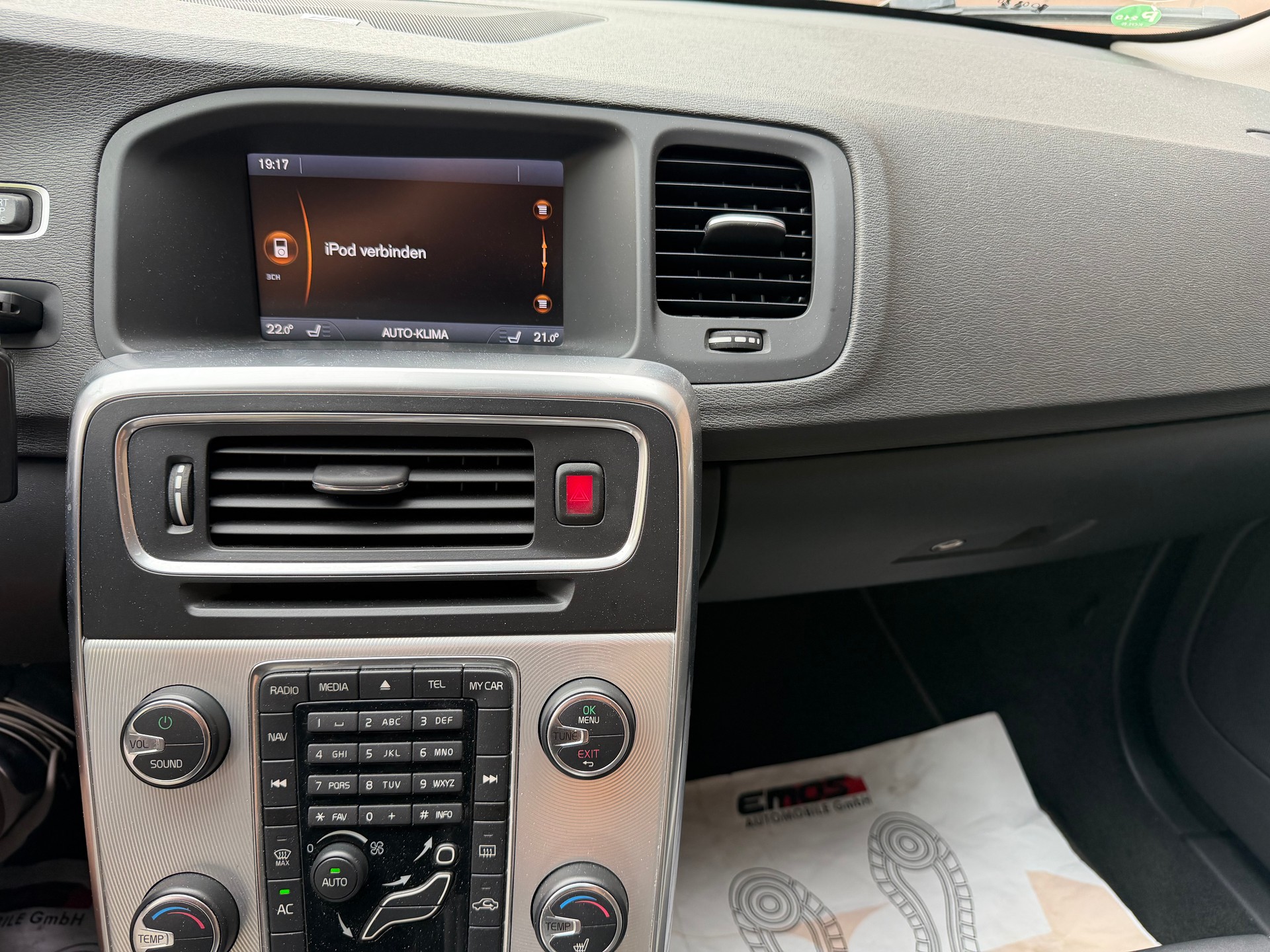 VOLVO V60 T5 R-Design-image-12