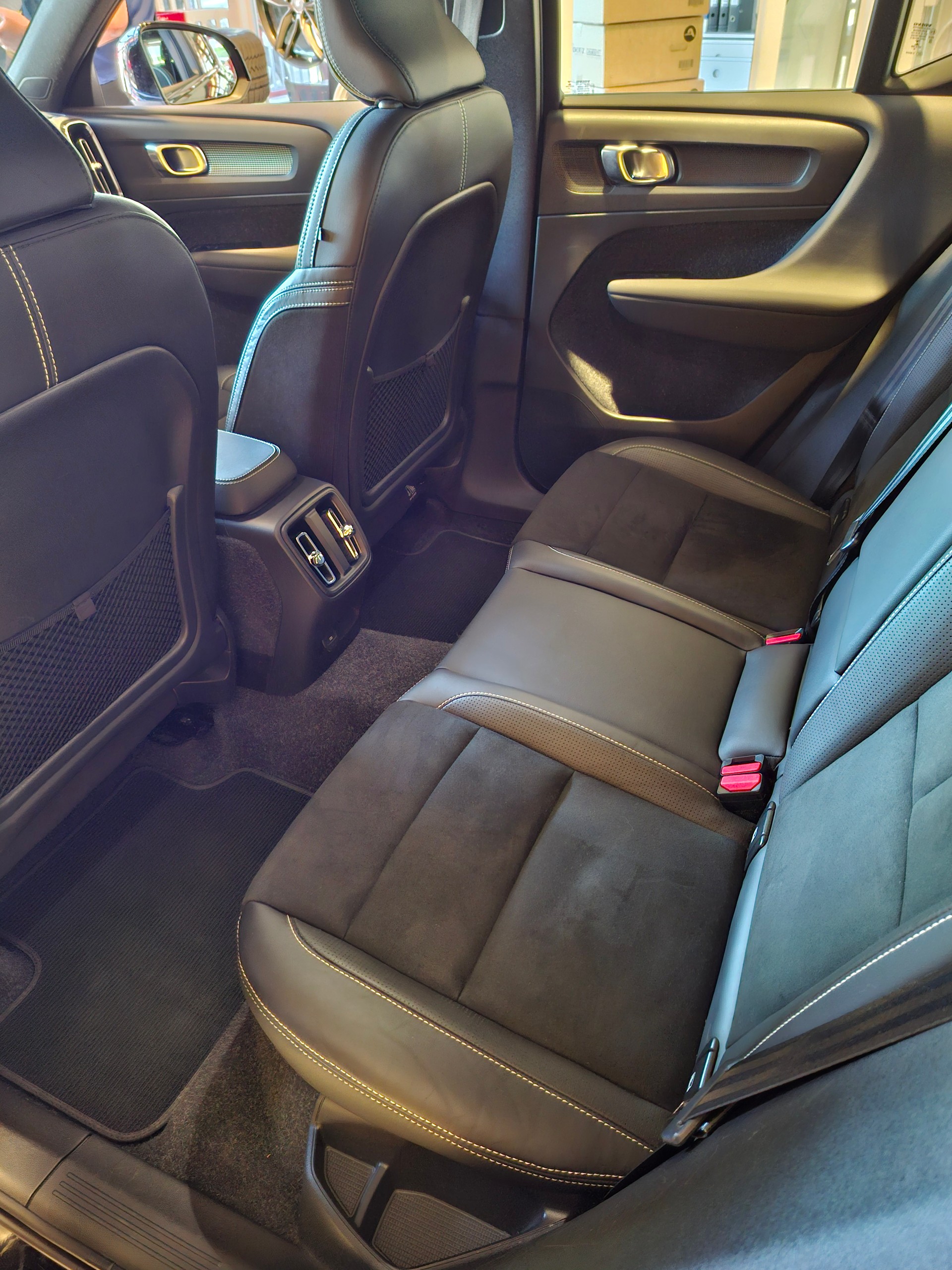 VOLVO XC40 P8 AWD Pure Electric R-Design-image-5
