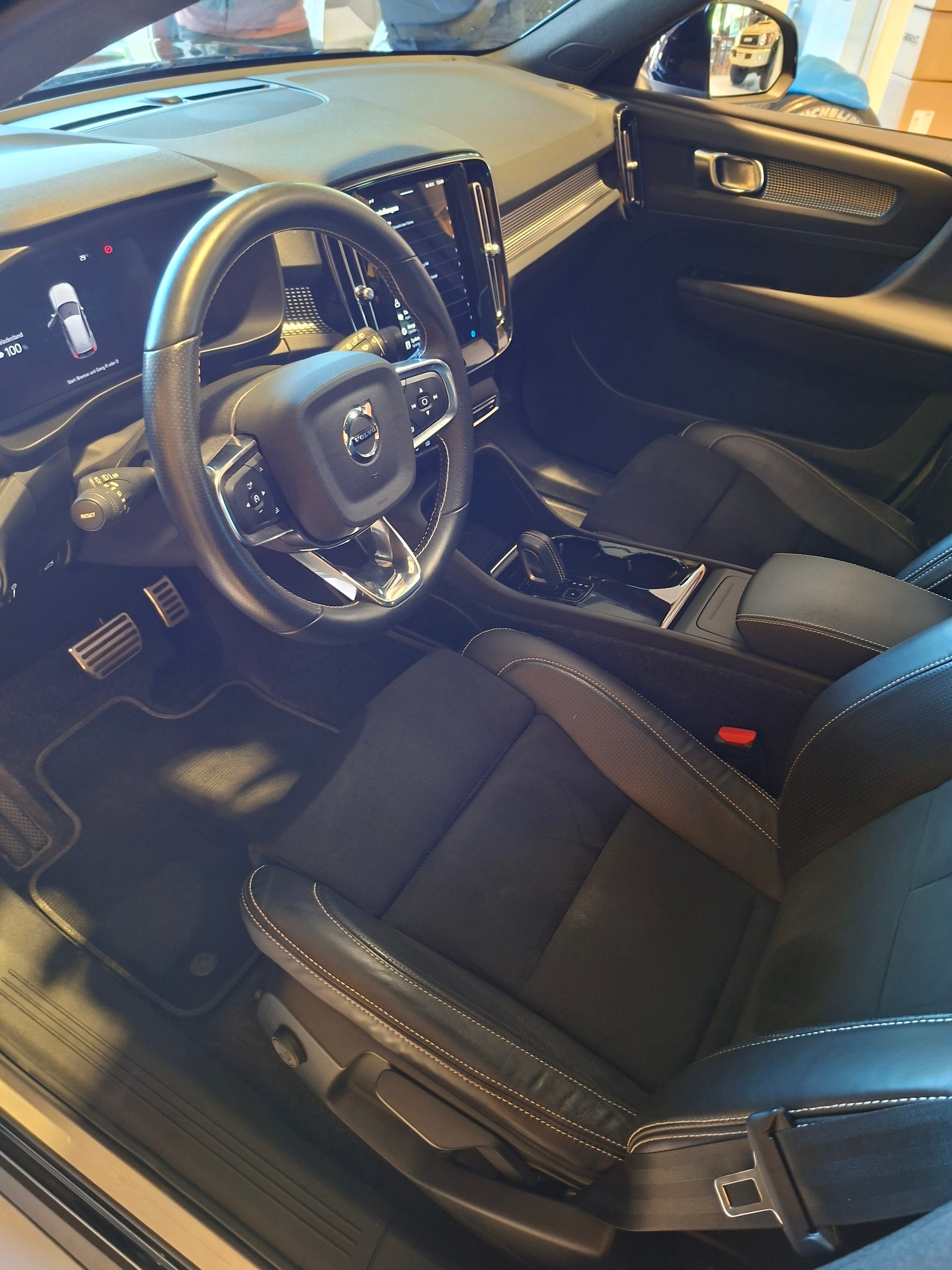 VOLVO XC40 P8 AWD Pure Electric R-Design-image-4