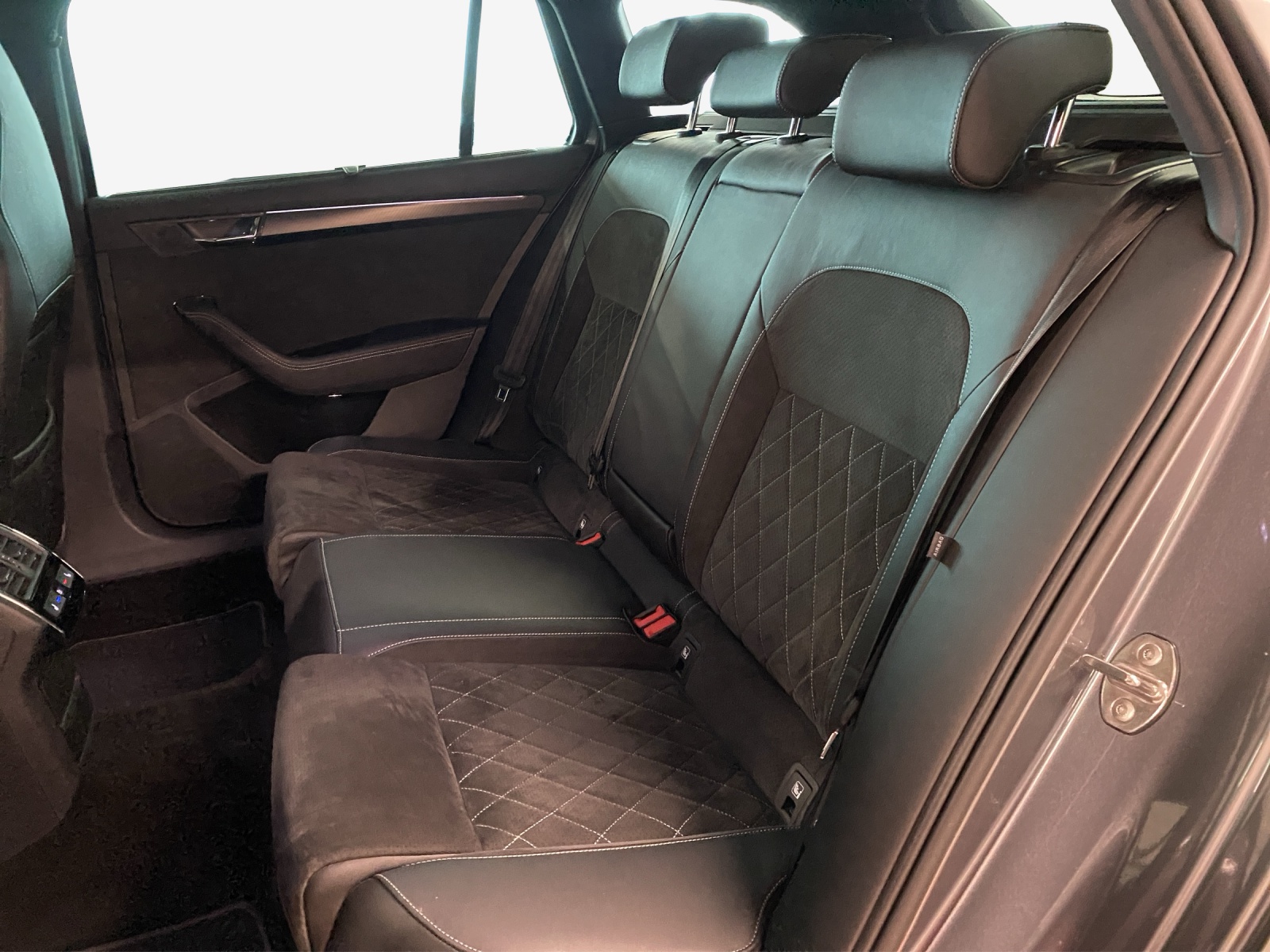 SKODA Superb Combi 2.0 TSI SportLine Light 4x4 DSG-image-11