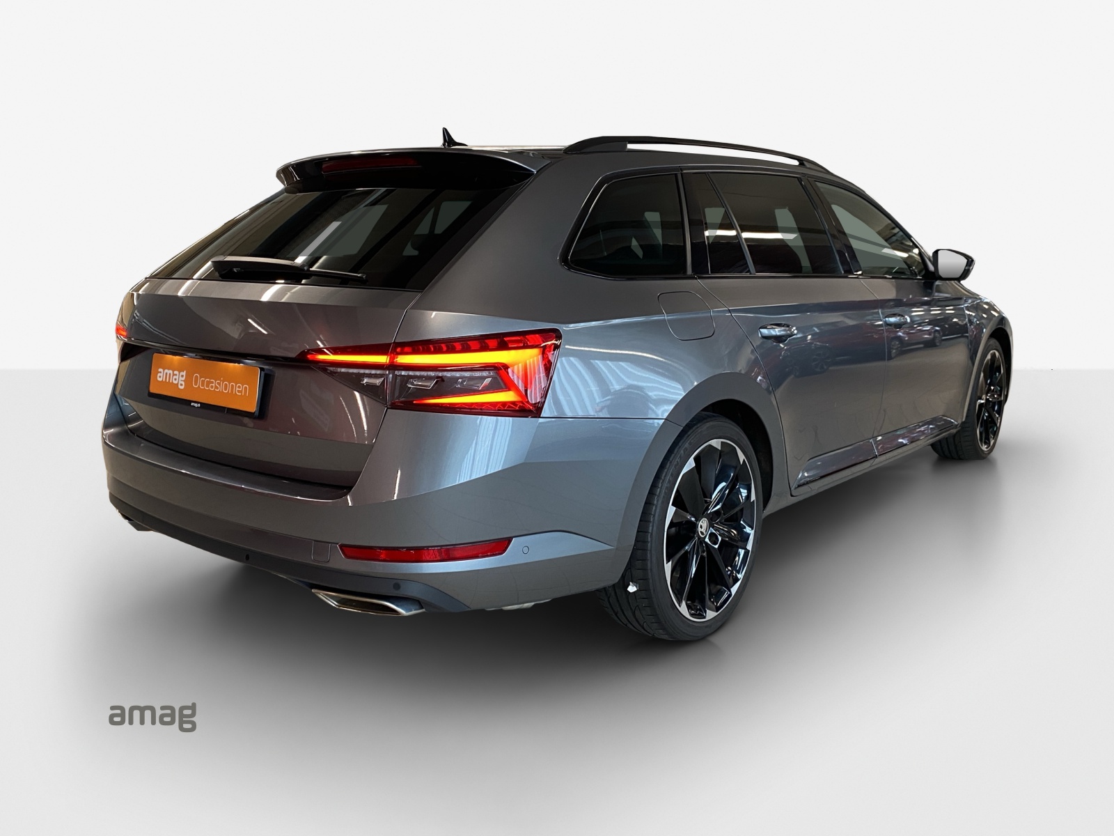 SKODA Superb Combi 2.0 TSI SportLine Light 4x4 DSG-image-4