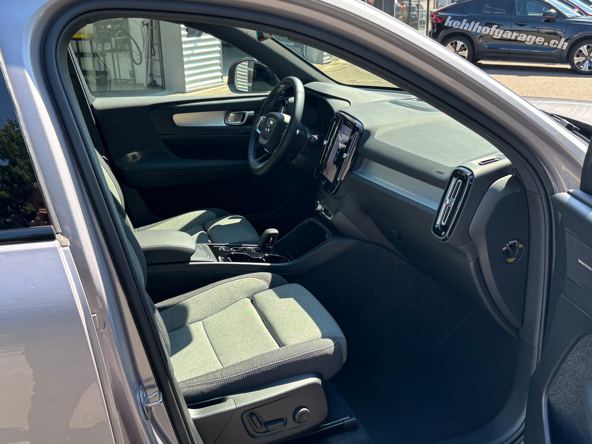 VOLVO XC40 2.0 B4 MH Plus Dark-image-6