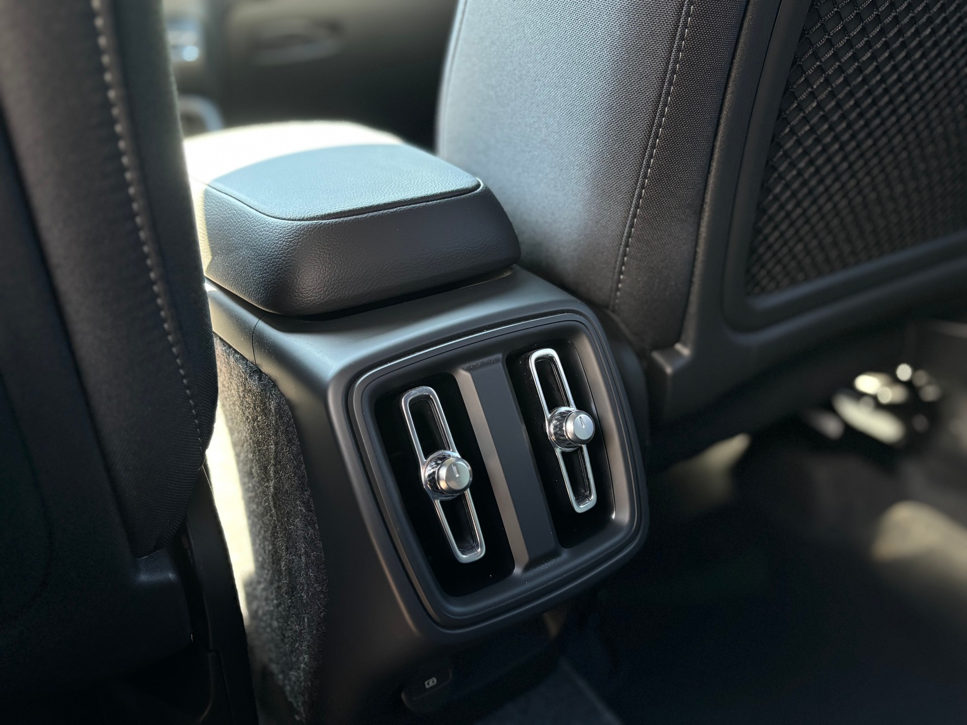 VOLVO XC40 2.0 B4 MH Plus Dark-image-12
