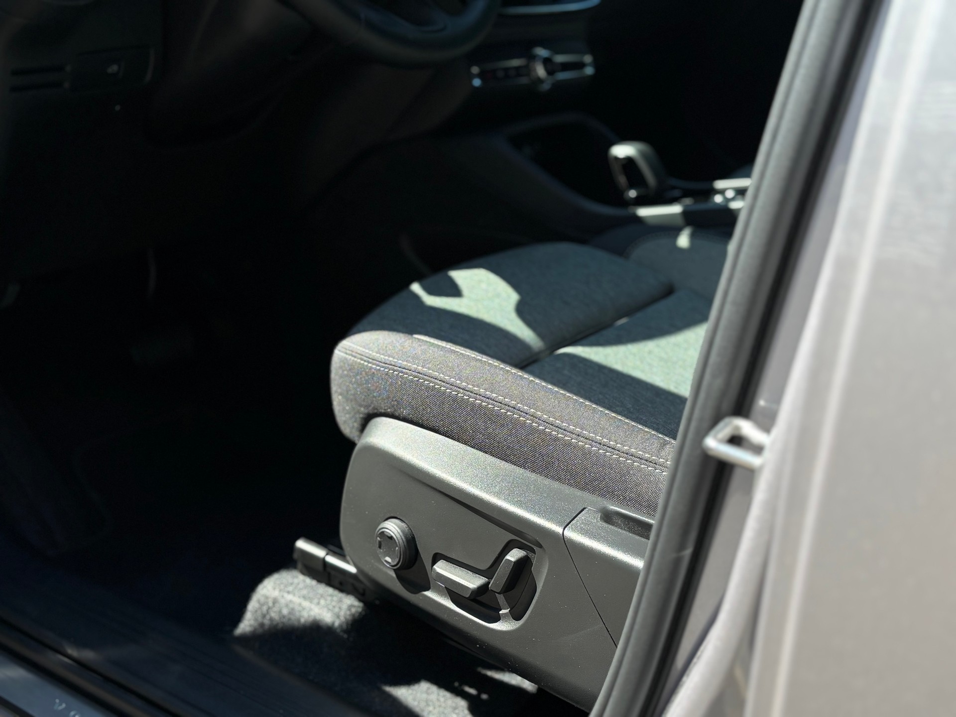 VOLVO XC40 2.0 B4 MH Plus Dark-image-15
