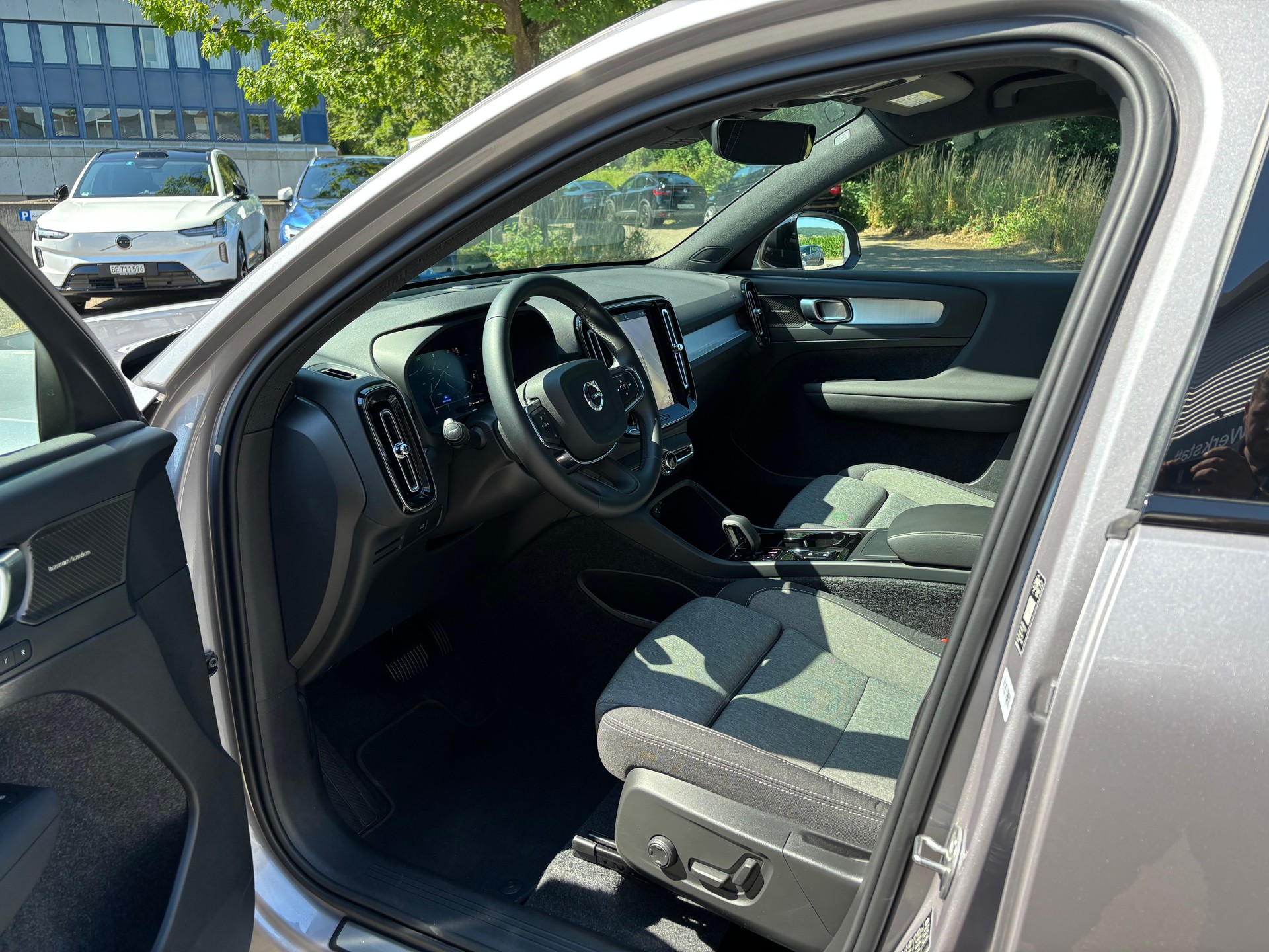 VOLVO XC40 2.0 B4 MH Plus Dark-image-2