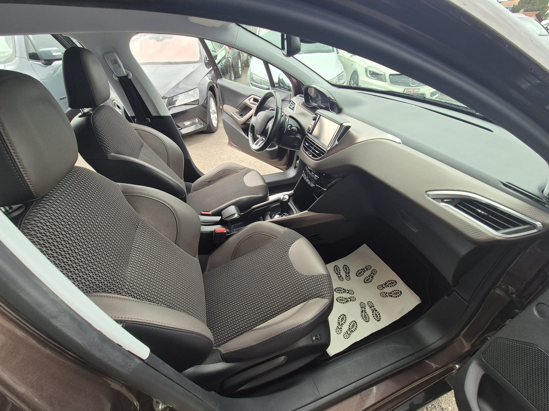 PEUGEOT 2008 1.2 VTI Allure ETG5-image-7