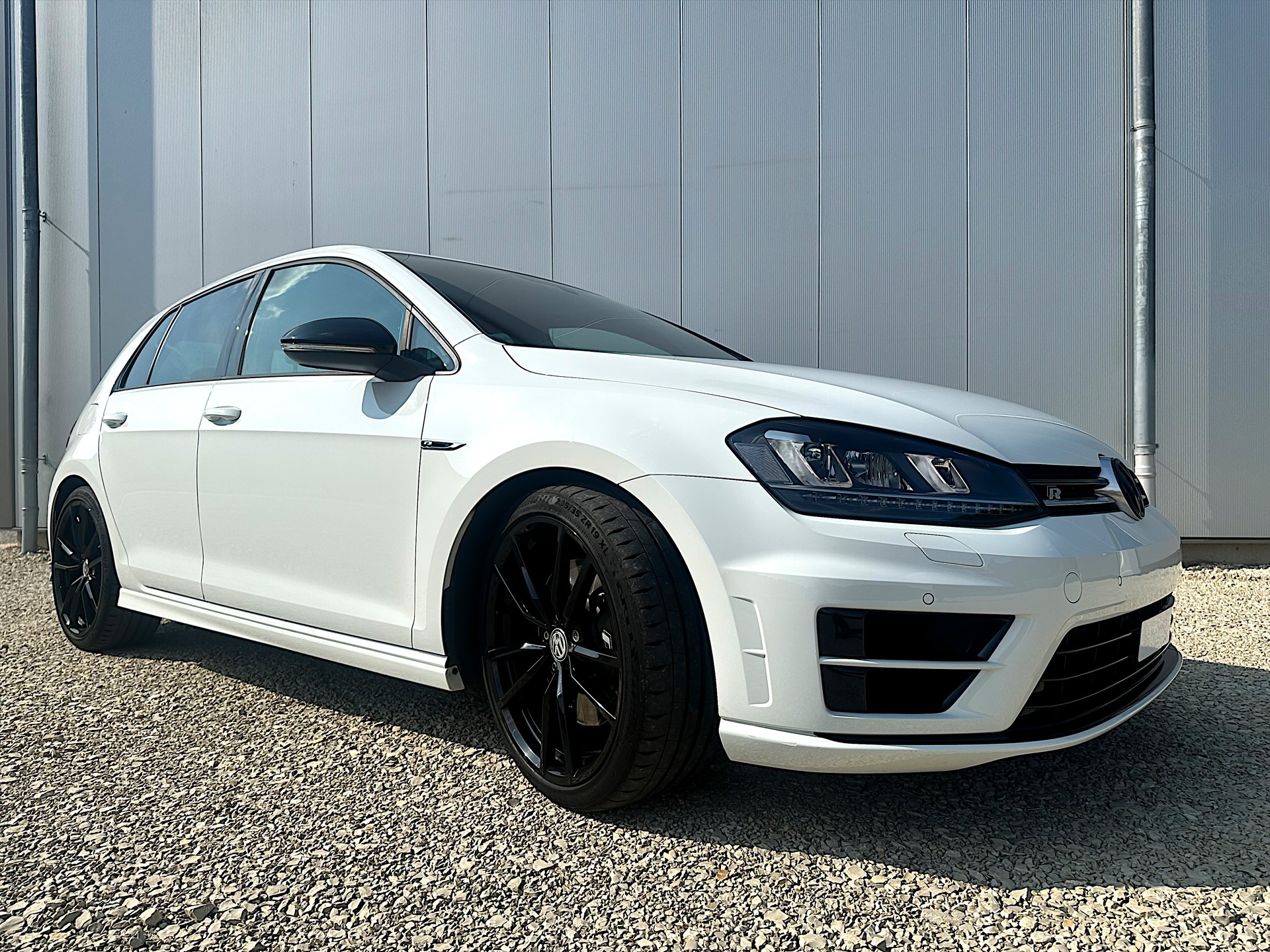 VW Golf 2.0 TSI R 4Motion-image-2