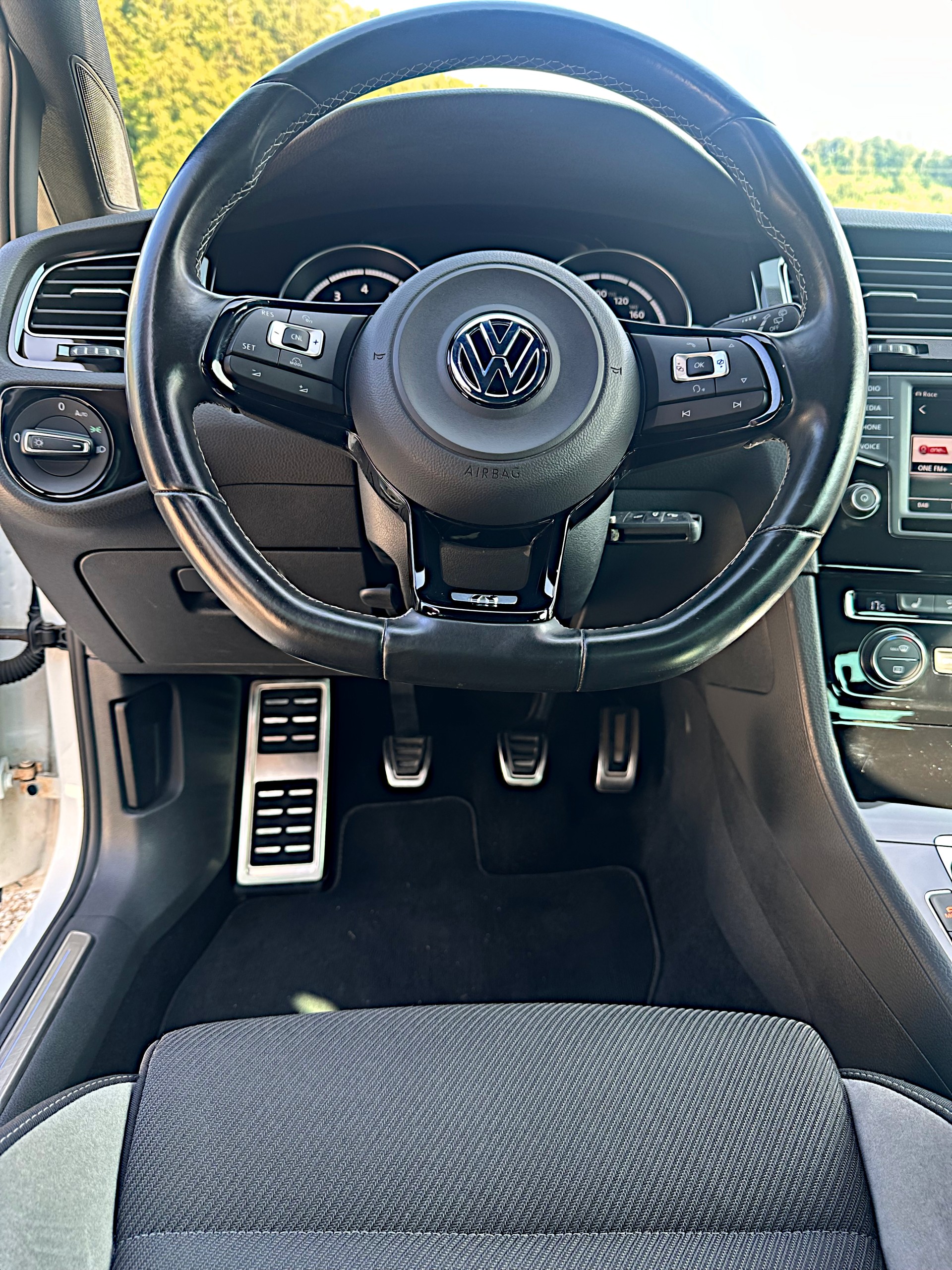VW Golf 2.0 TSI R 4Motion-image-8