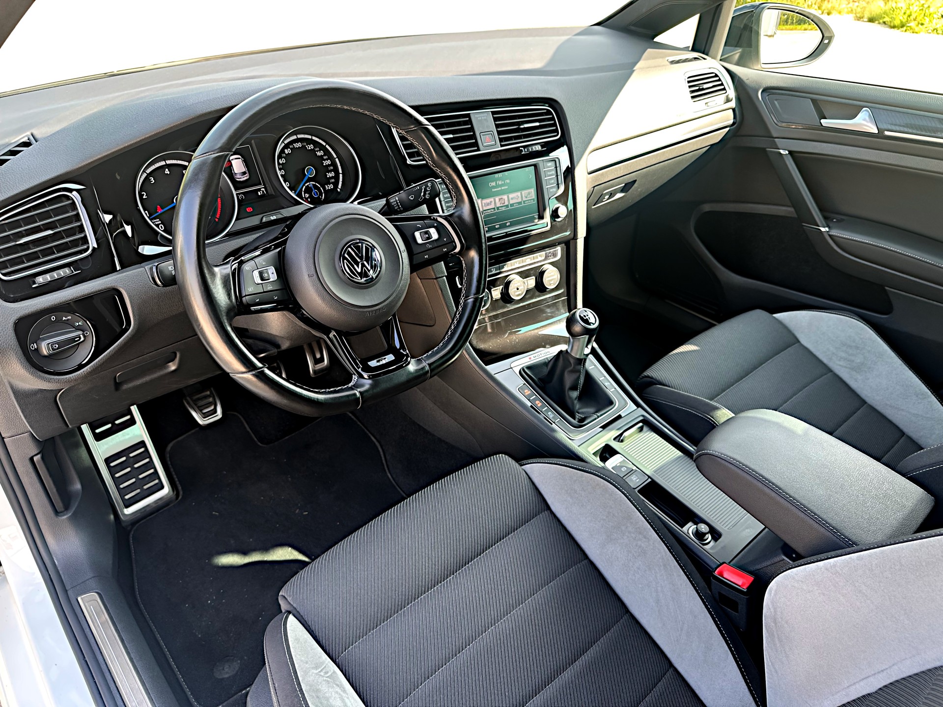 VW Golf 2.0 TSI R 4Motion-image-10
