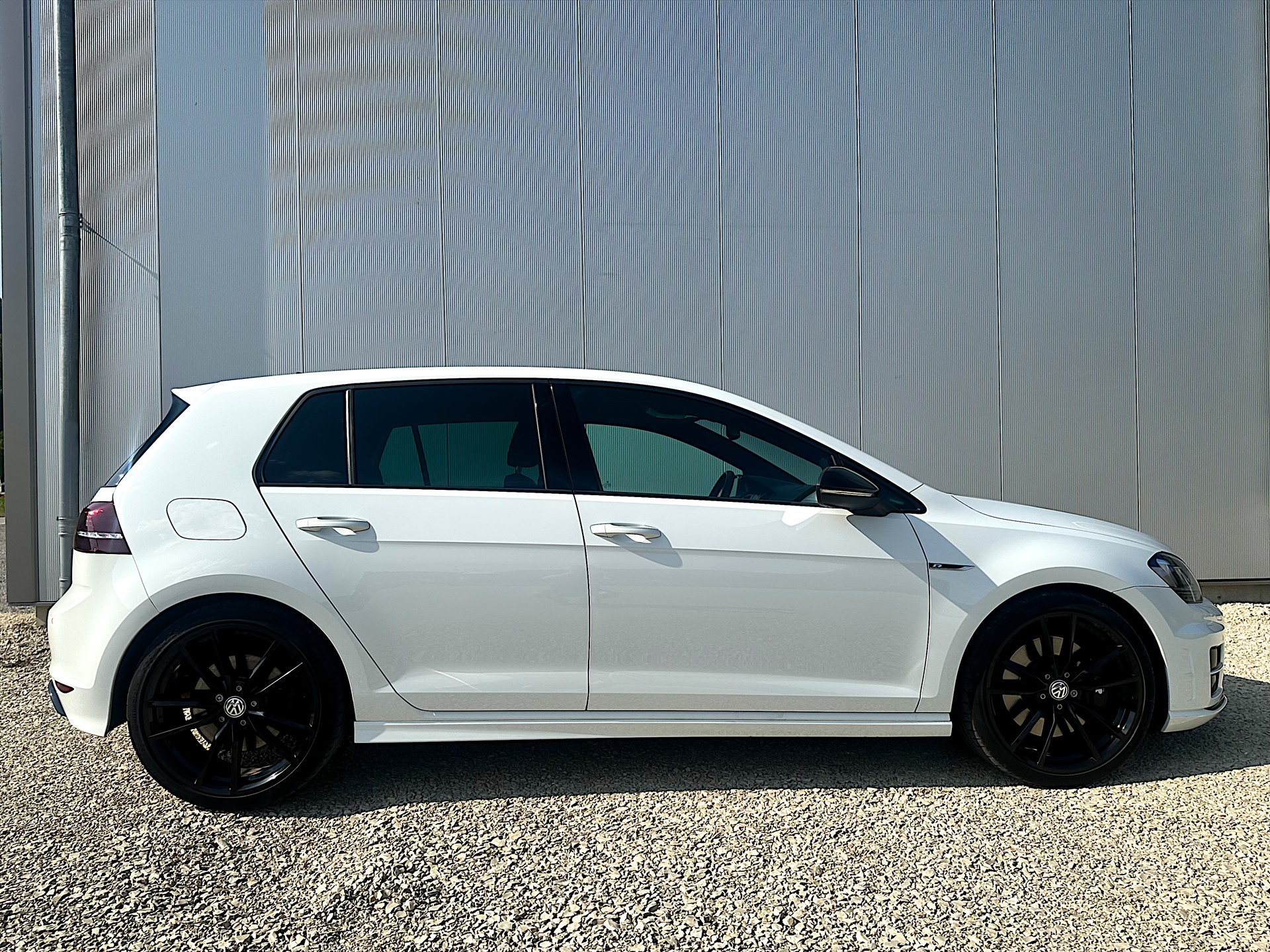 VW Golf 2.0 TSI R 4Motion-image-3