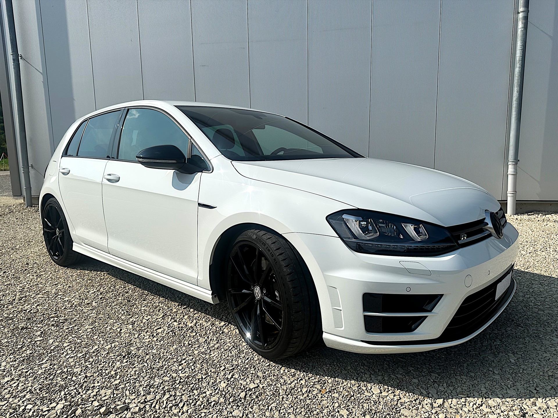 VW Golf 2.0 TSI R 4Motion-image-1