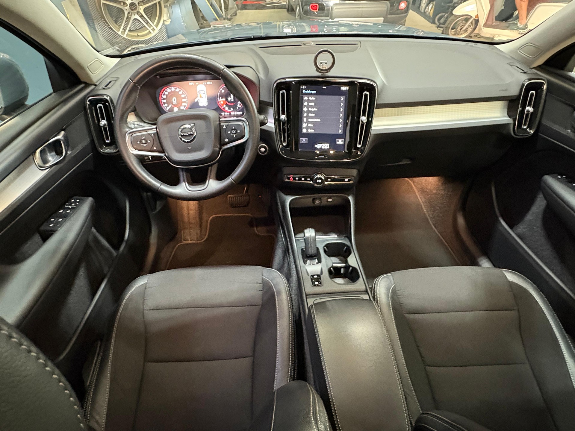 VOLVO XC40 D3 Momentum Geartronic-image-5
