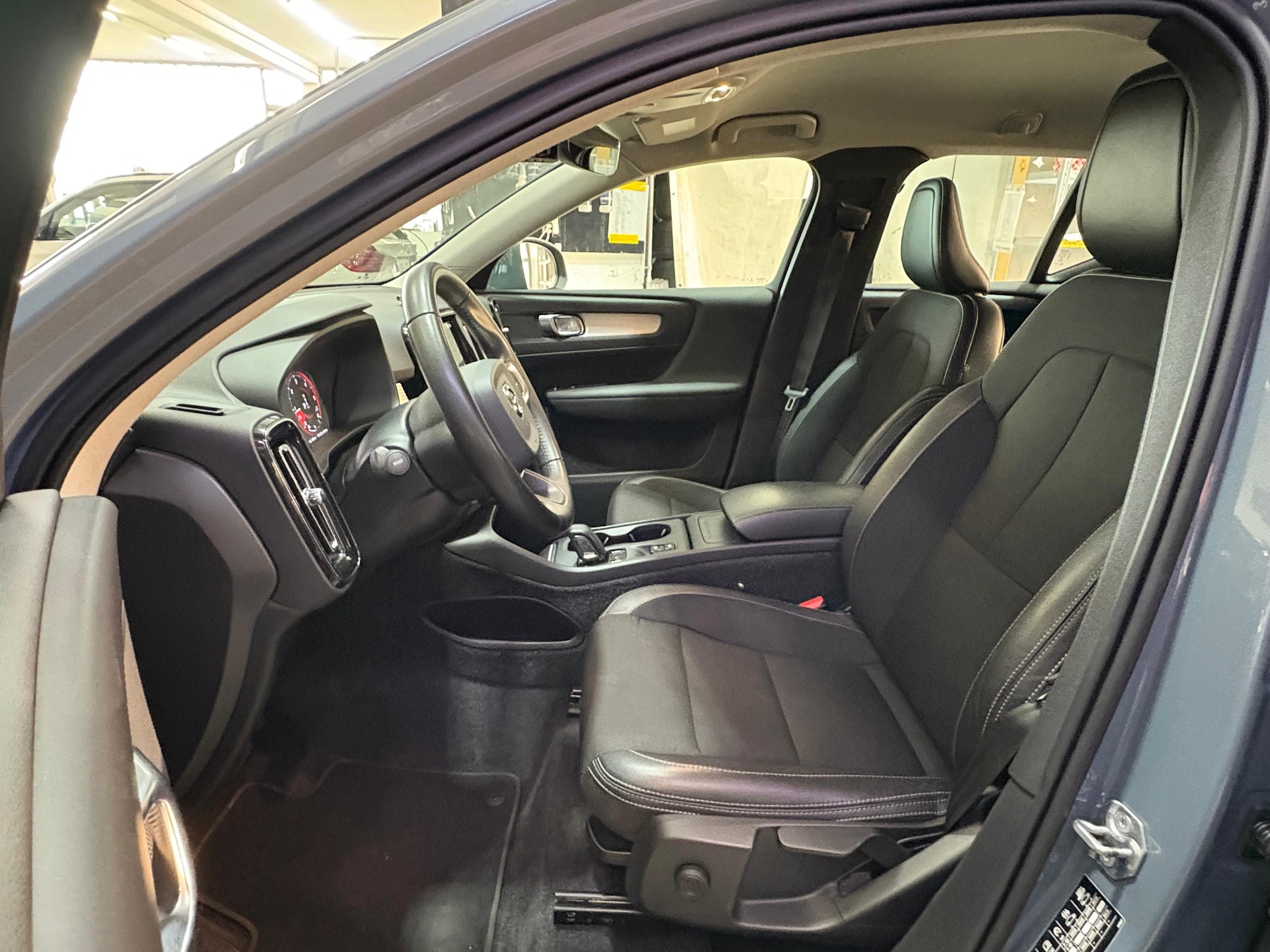 VOLVO XC40 D3 Momentum Geartronic-image-10