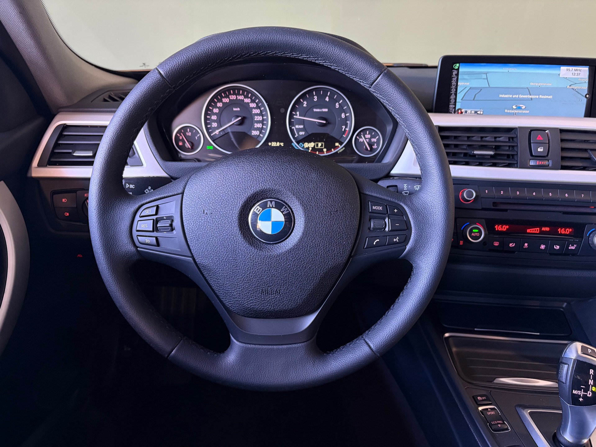 BMW 320i xDrive Steptronic ***1.Hand***Letzte MFK 04.2026***CH-Fahrzeug***Topzustand***-image-21