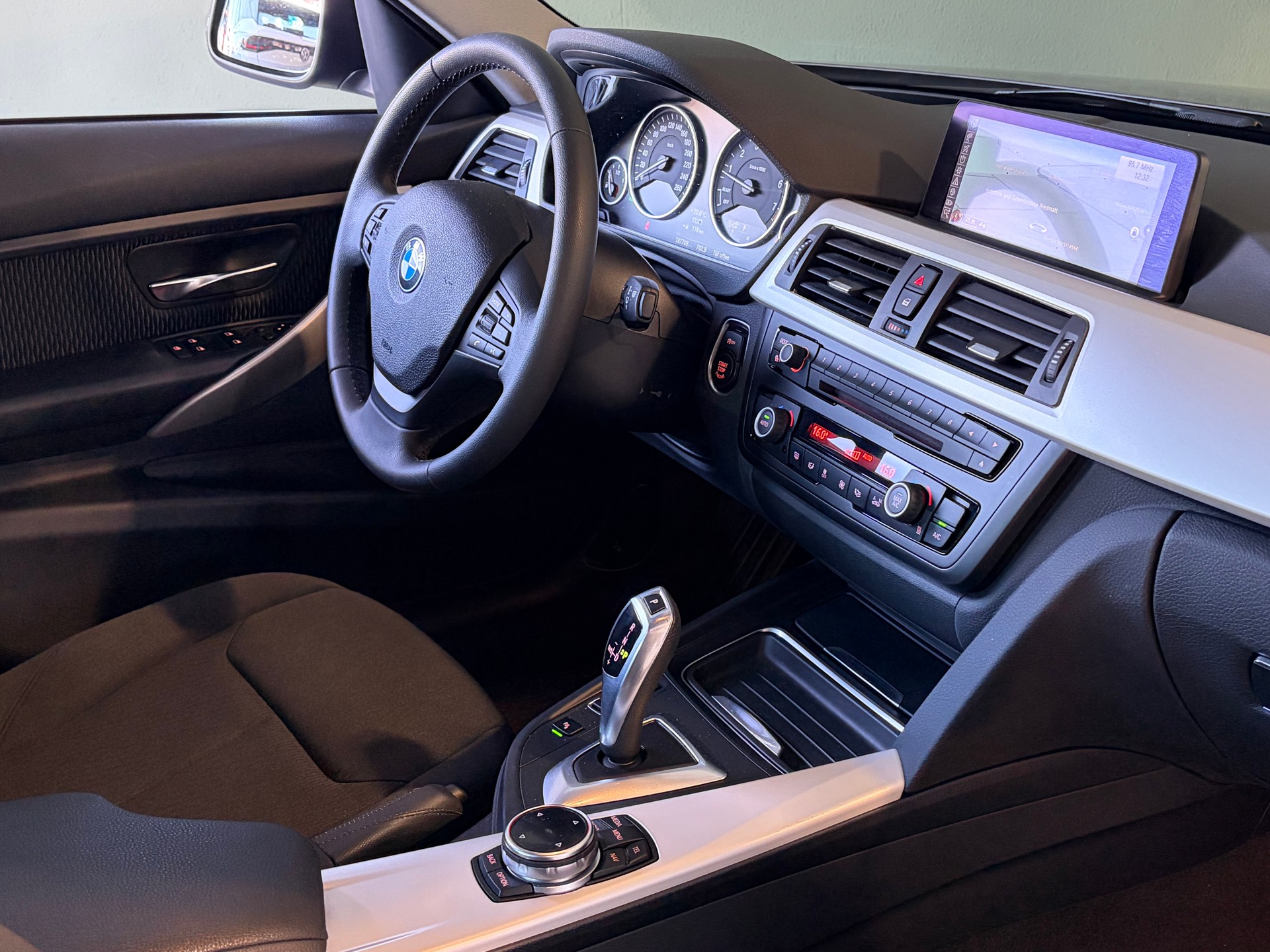 BMW 320i xDrive Steptronic ***1.Hand***Letzte MFK 04.2026***CH-Fahrzeug***Topzustand***-image-11