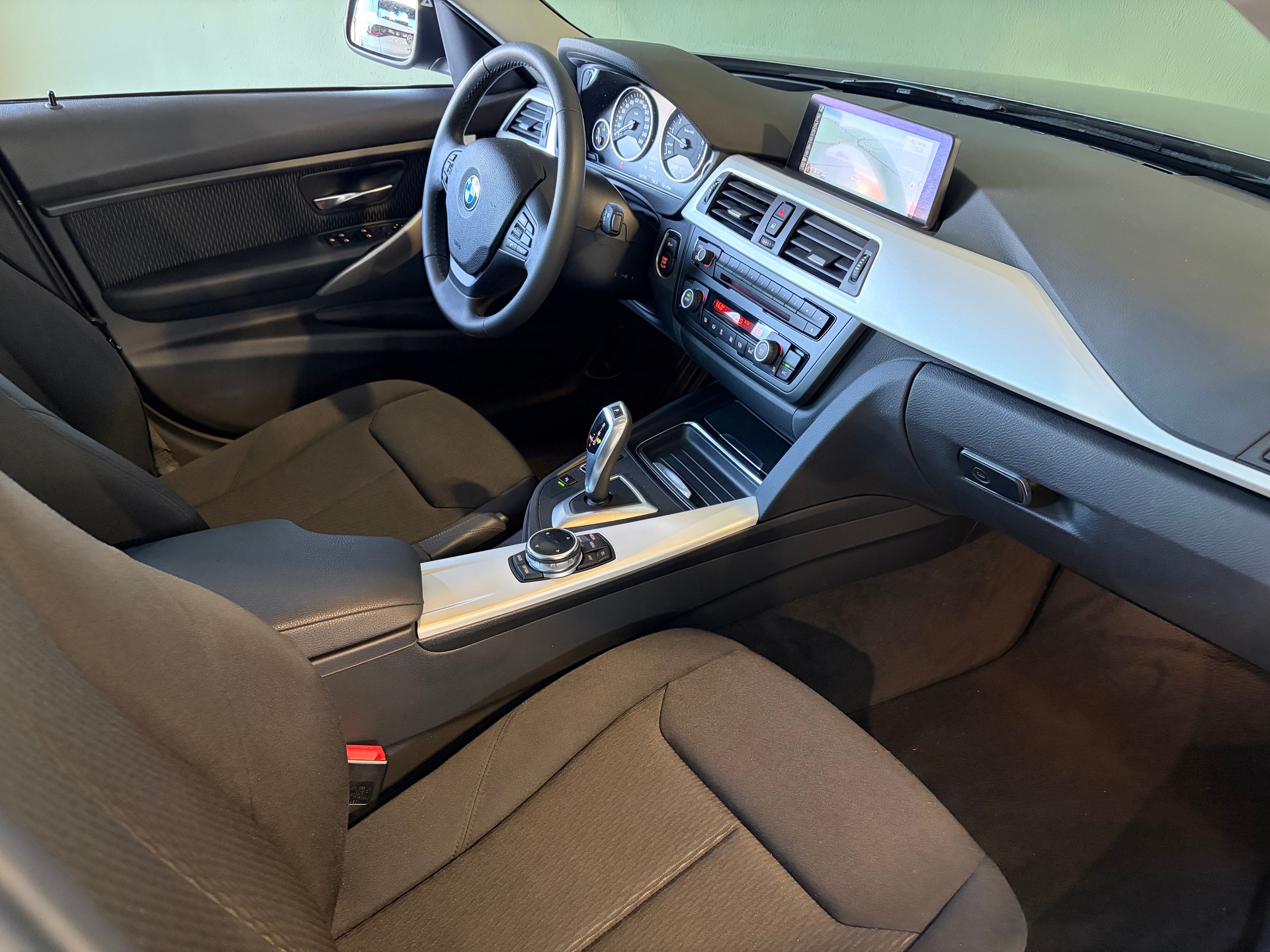 BMW 320i xDrive Steptronic ***1.Hand***Letzte MFK 04.2026***CH-Fahrzeug***Topzustand***-image-9