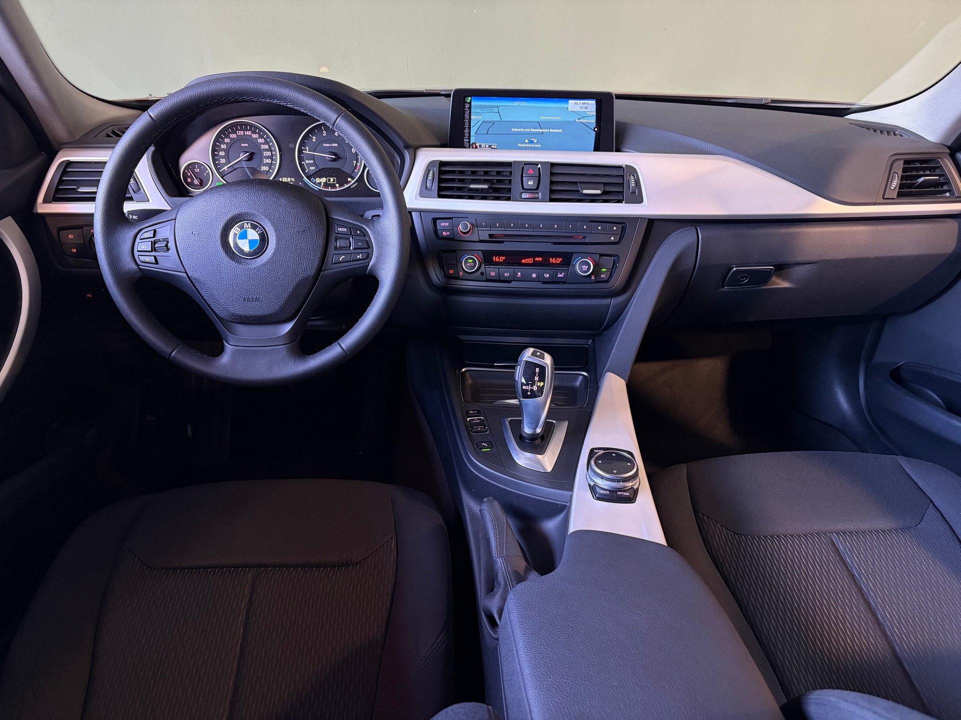 BMW 320i xDrive Steptronic ***1.Hand***Letzte MFK 04.2026***CH-Fahrzeug***Topzustand***-image-6