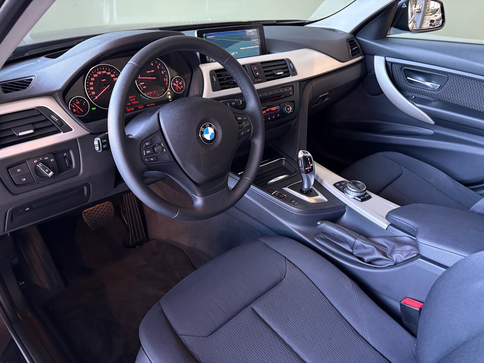 BMW 320i xDrive Steptronic ***1.Hand***Letzte MFK 04.2026***CH-Fahrzeug***Topzustand***-image-8