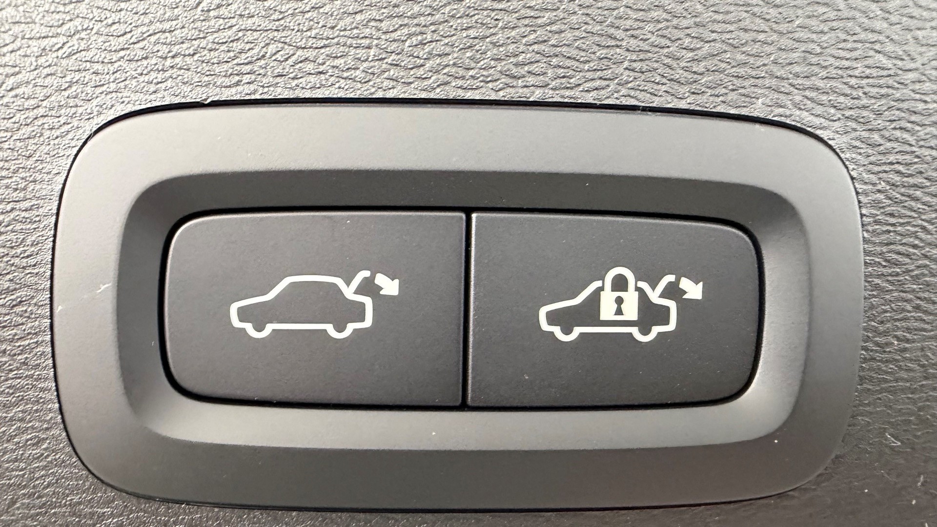 VOLVO XC40 2.0 B4 MH Black Edition-image-15