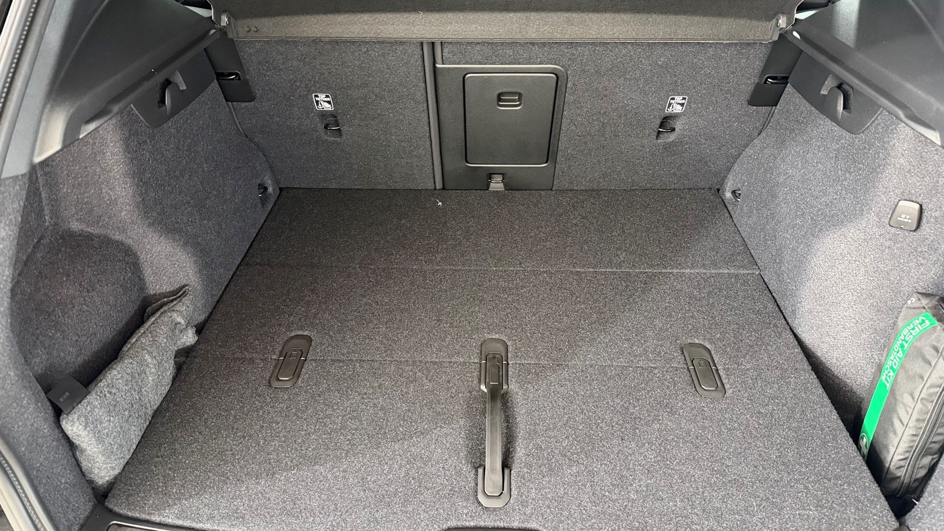 VOLVO XC40 2.0 B4 MH Black Edition-image-13