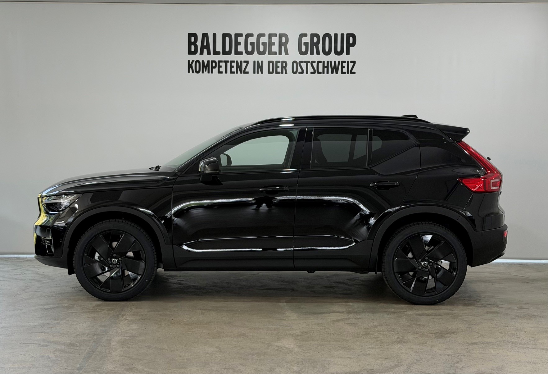 VOLVO XC40 2.0 B4 MH Black Edition-image-1