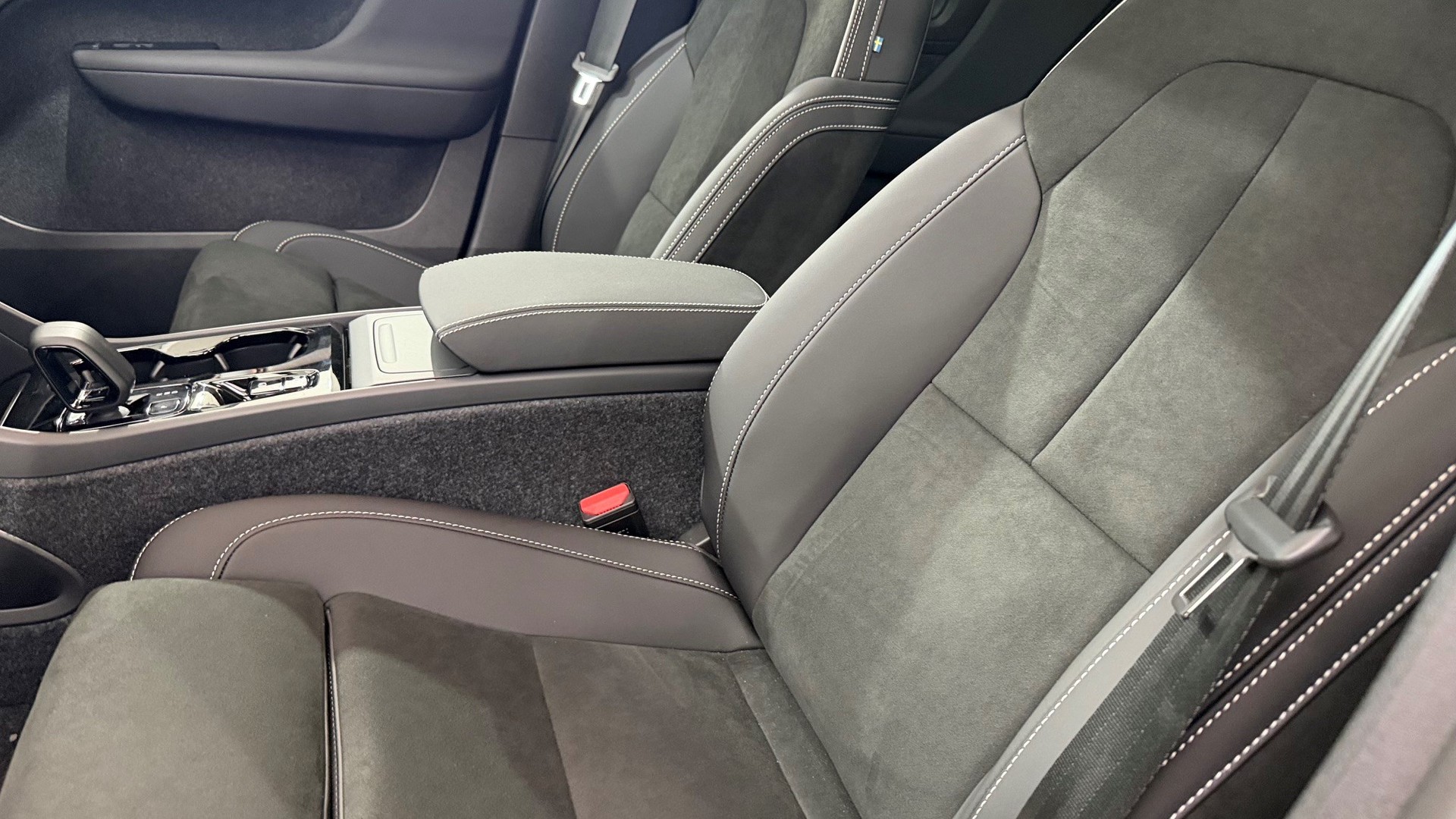VOLVO XC40 2.0 B4 MH Black Edition-image-5