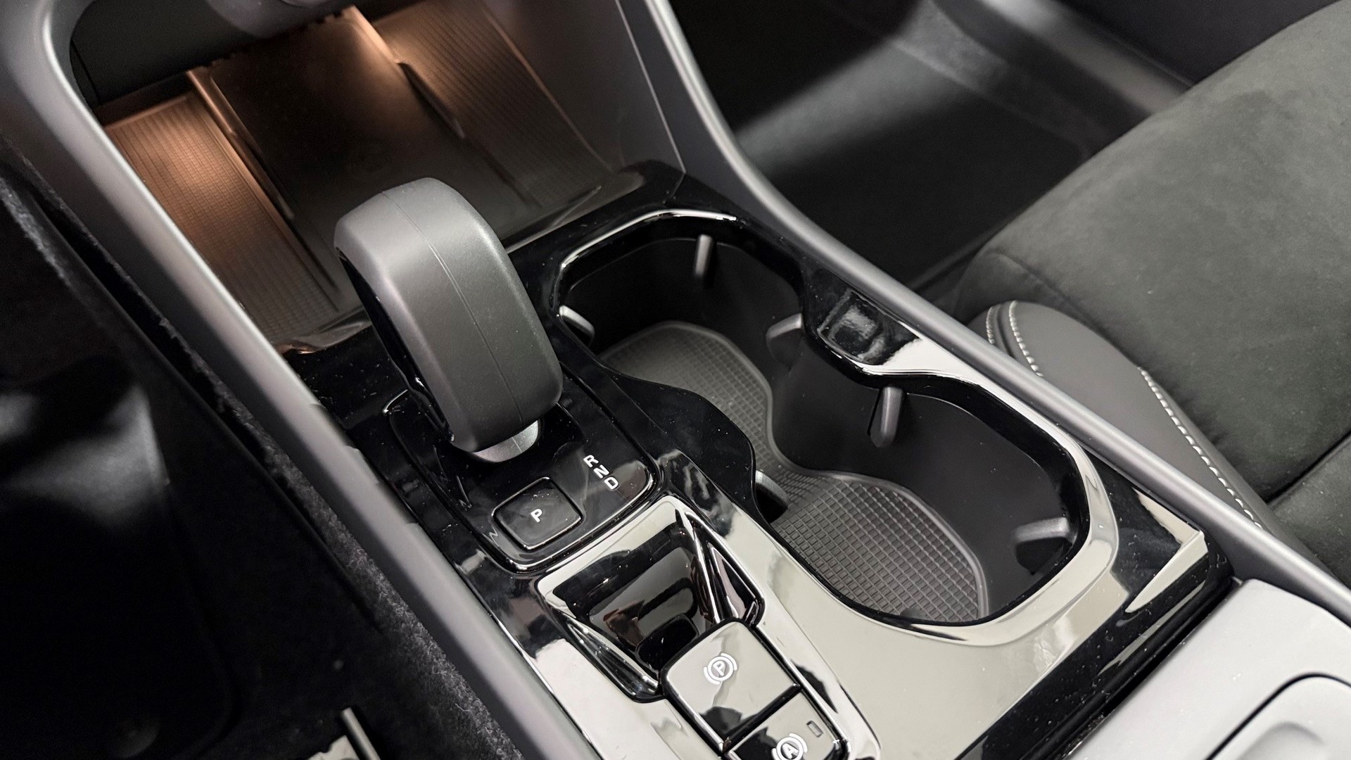 VOLVO XC40 2.0 B4 MH Black Edition-image-10