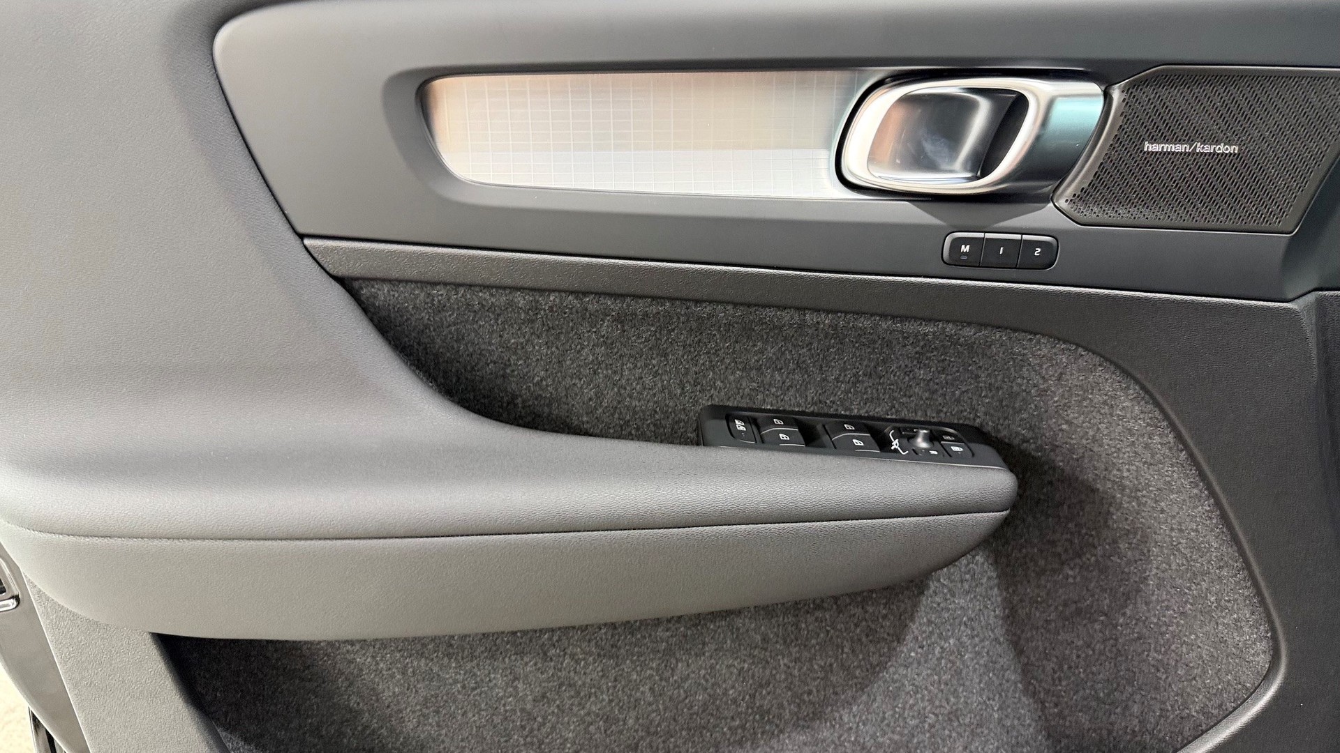 VOLVO XC40 2.0 B4 MH Black Edition-image-14