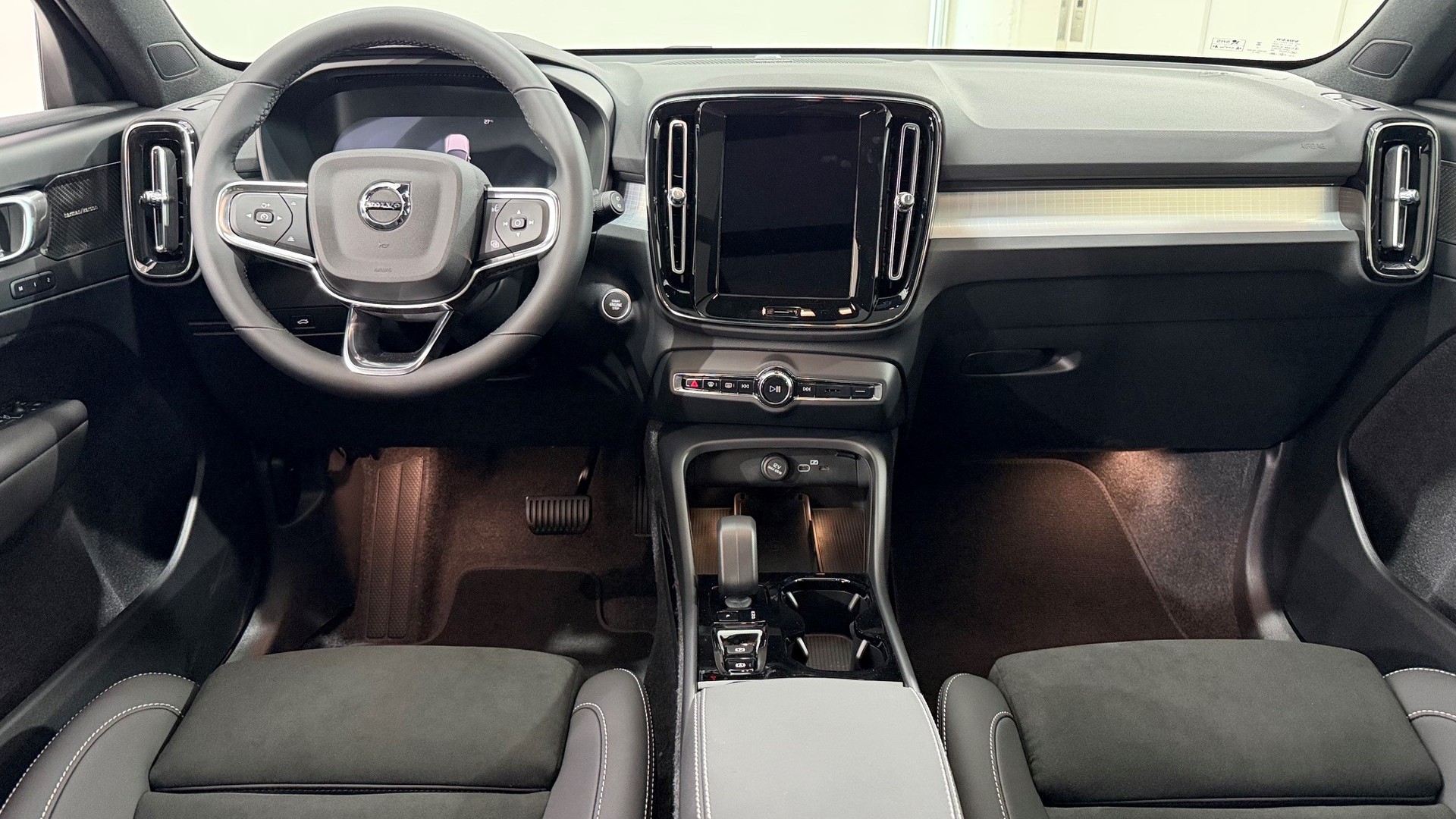 VOLVO XC40 2.0 B4 MH Black Edition-image-4