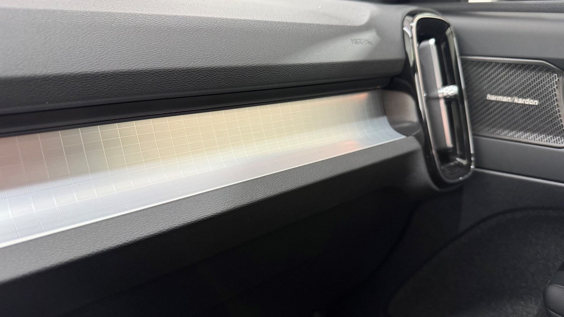 VOLVO XC40 2.0 B4 MH Black Edition-image-7
