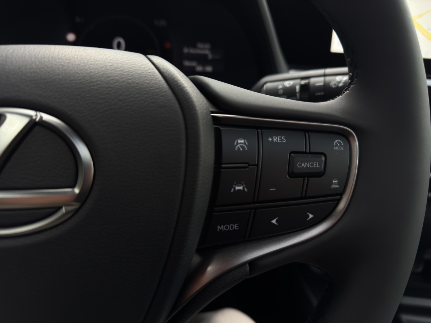 LEXUS UX 300h F-Line-image-12
