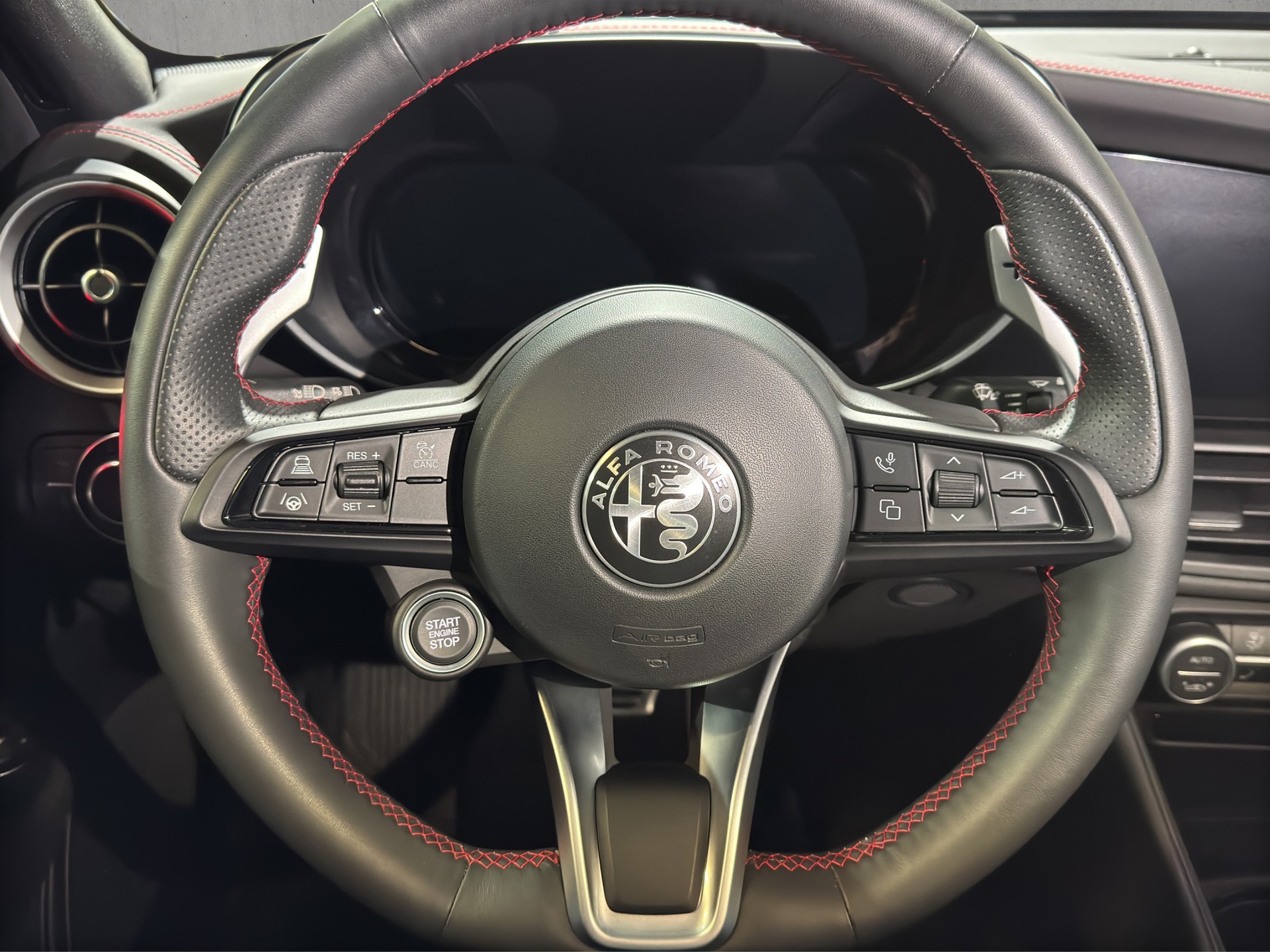 ALFA ROMEO Giulia 2.0 Competizione Q4 AT8 "ADAS Pack Plus"-image-11