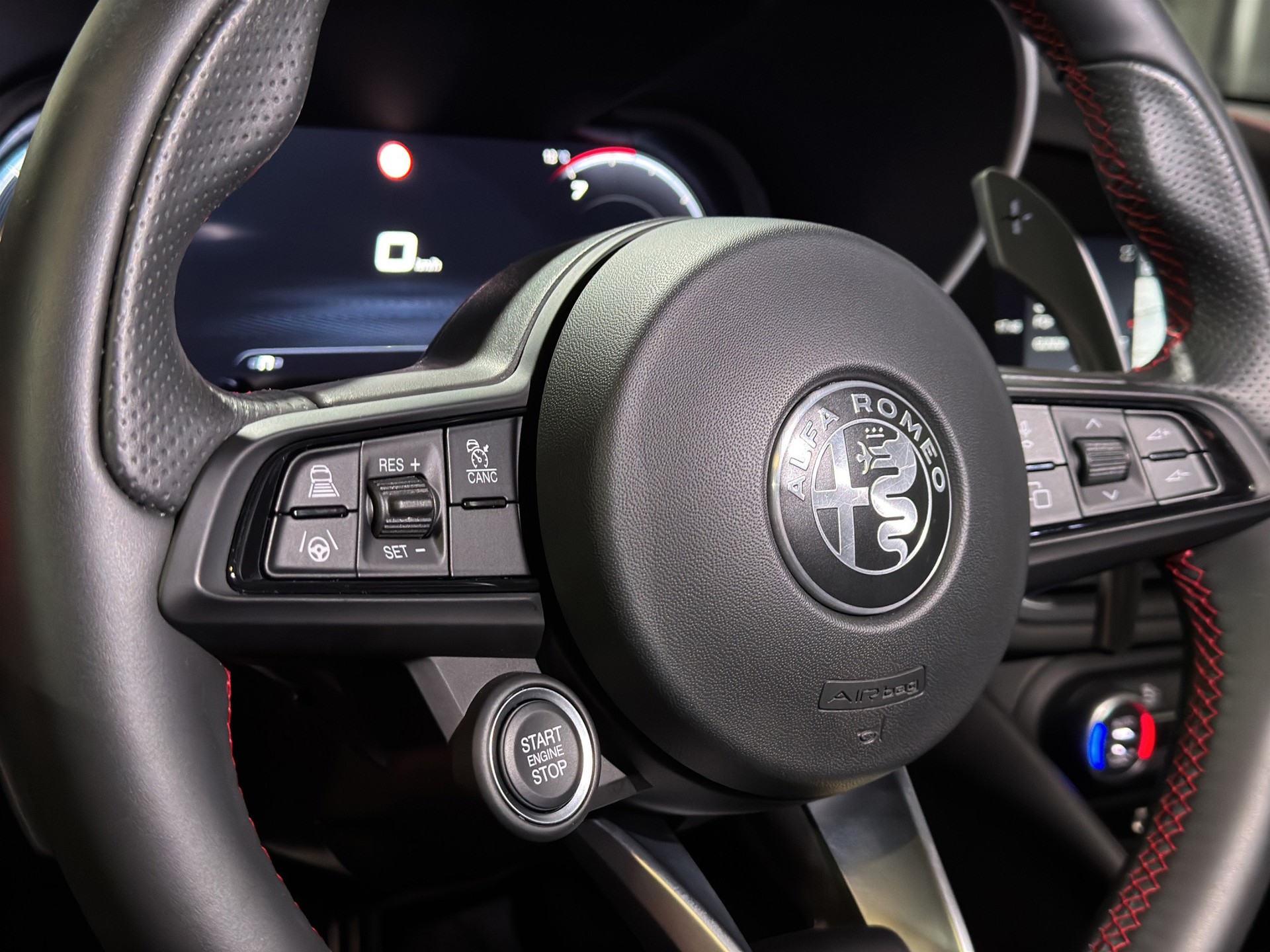 ALFA ROMEO Giulia 2.0 Competizione Q4 AT8 "ADAS Pack Plus"-image-13