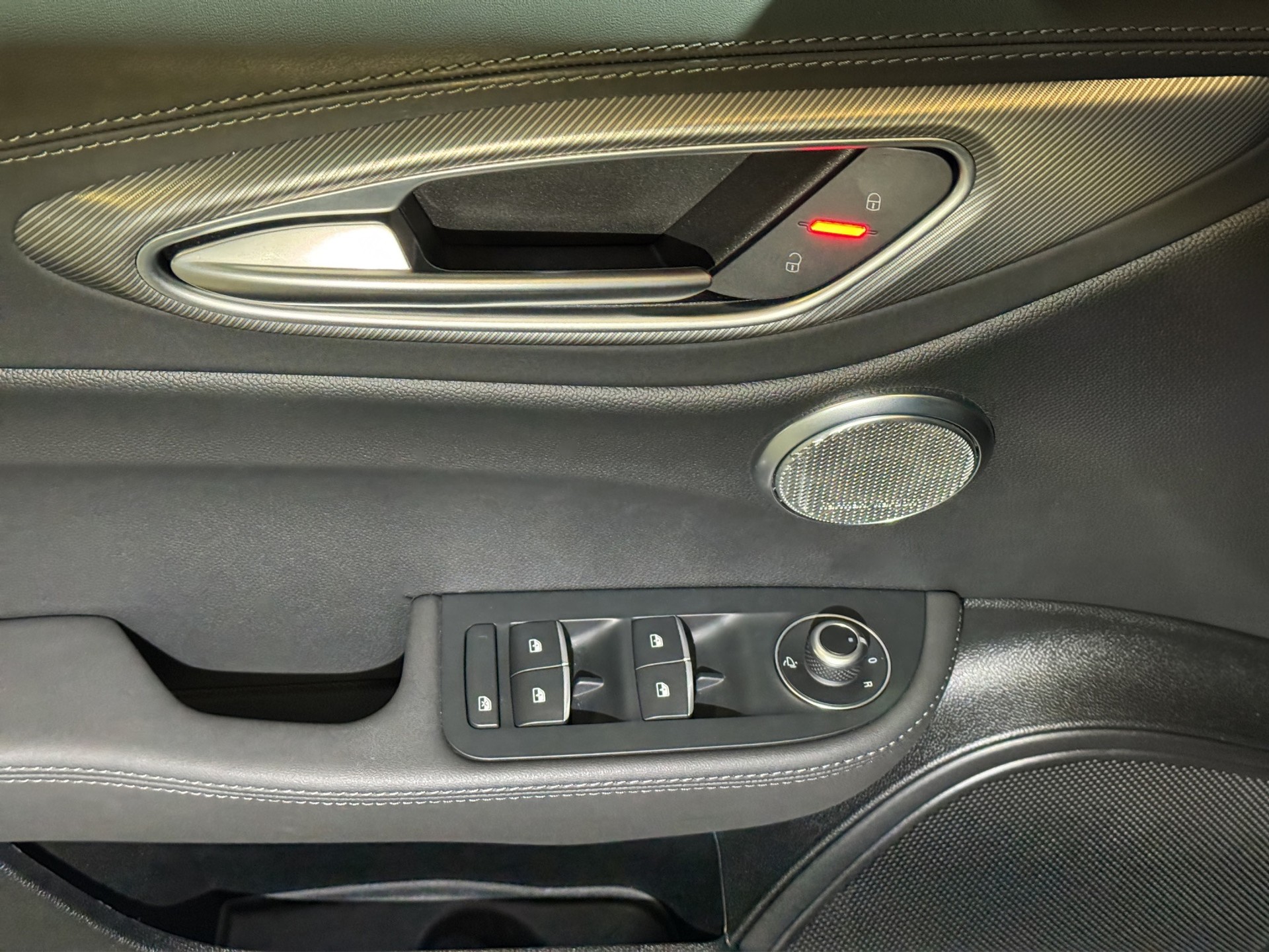 ALFA ROMEO Giulia 2.0 Competizione Q4 AT8 "ADAS Pack Plus"-image-8
