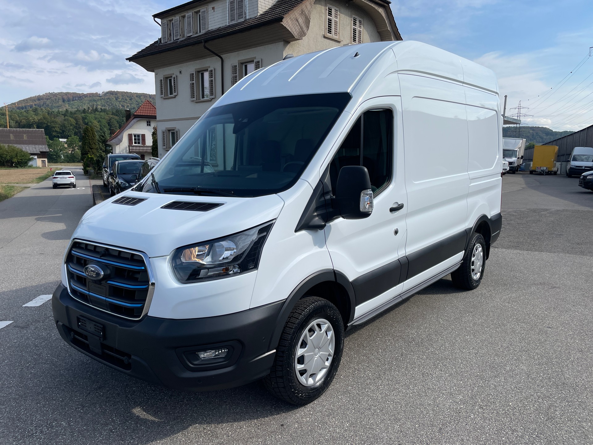 FORD E-Transit Van 350 L2 H3 Trend RWD 68kWh-image-0