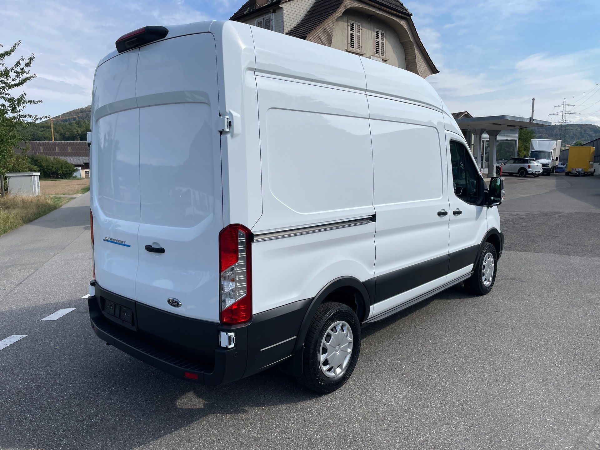 FORD E-Transit Van 350 L2 H3 Trend RWD 68kWh-image-4