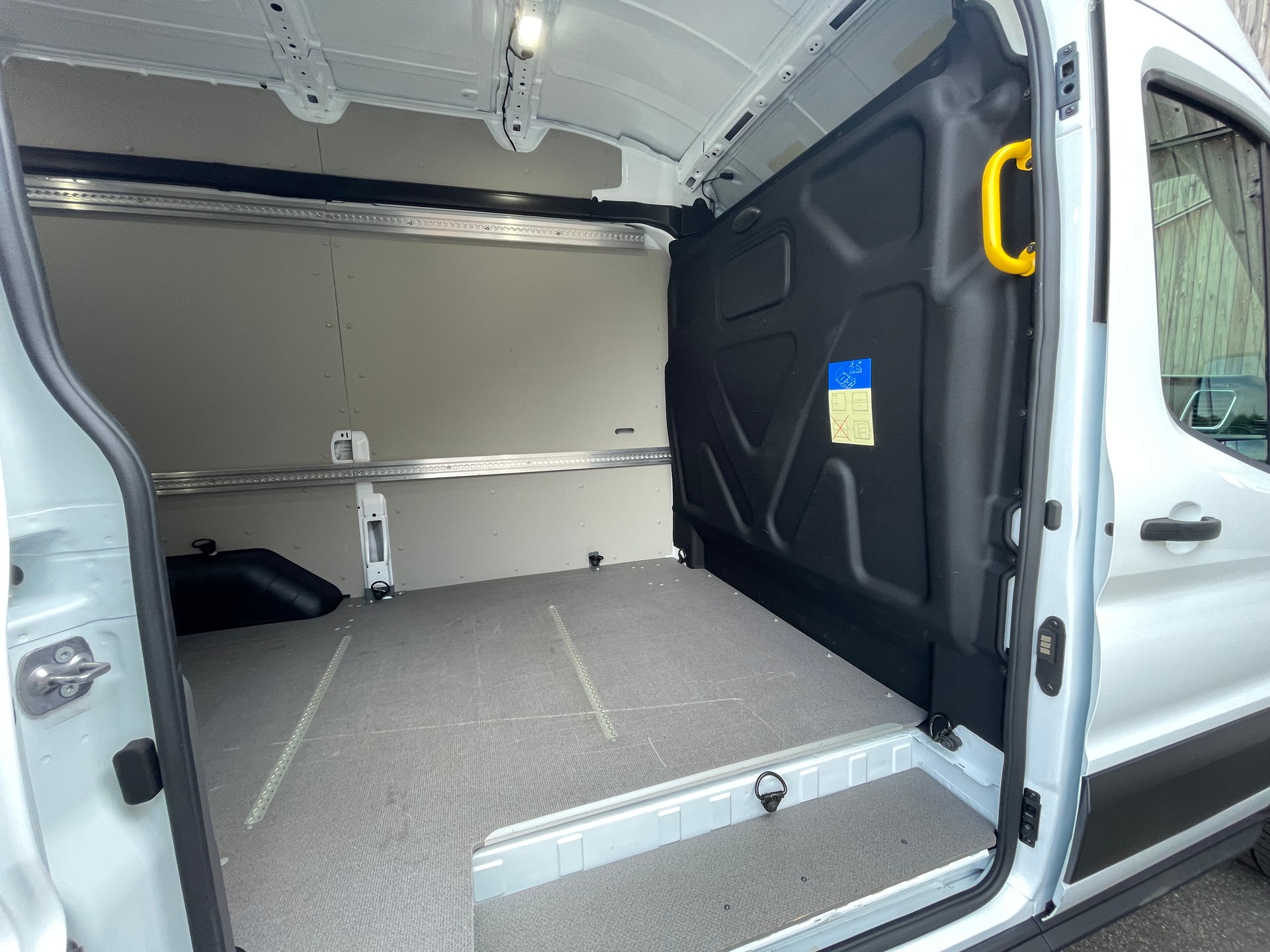 FORD E-Transit Van 350 L2 H3 Trend RWD 68kWh-image-21
