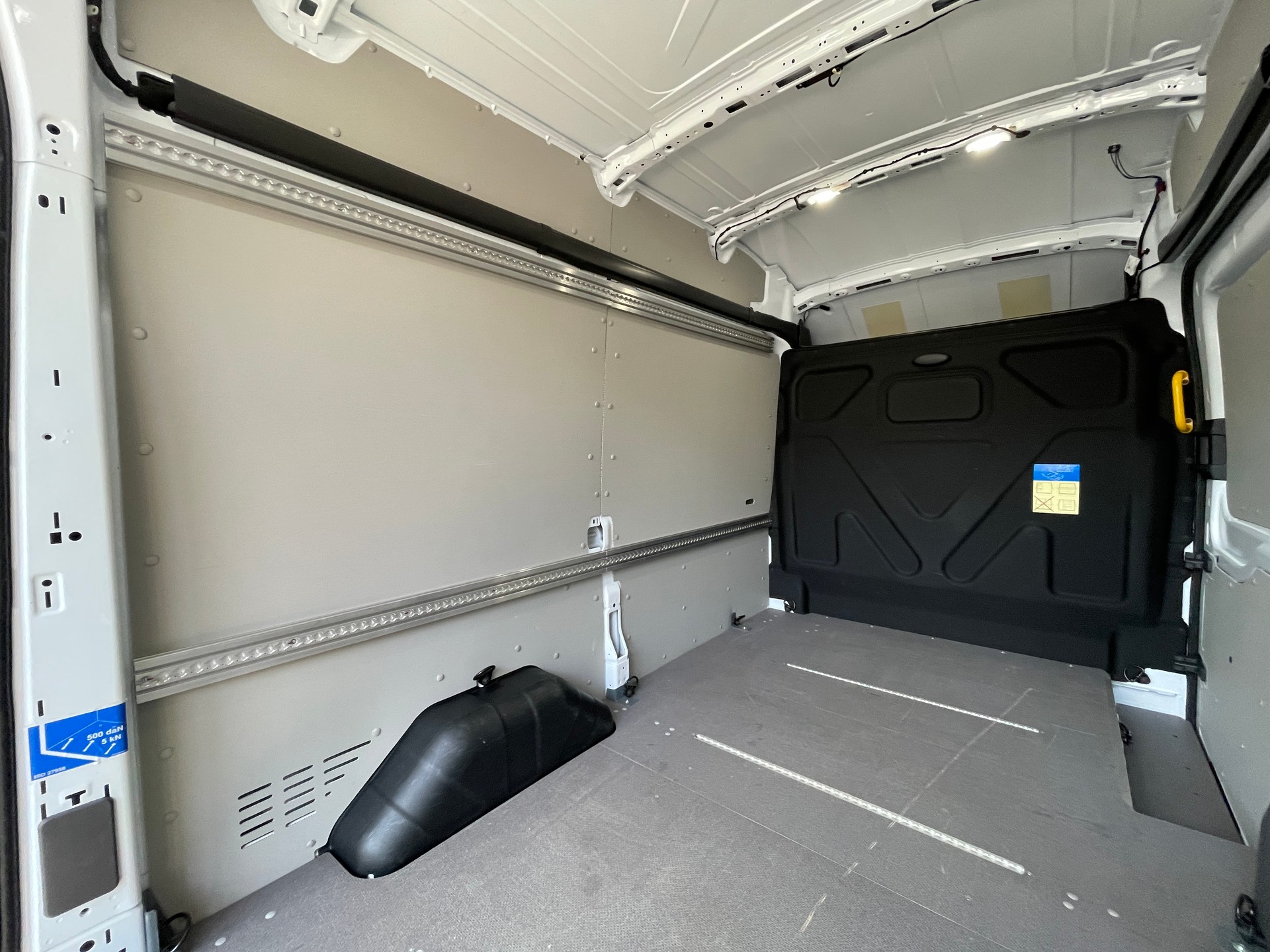 FORD E-Transit Van 350 L2 H3 Trend RWD 68kWh-image-18