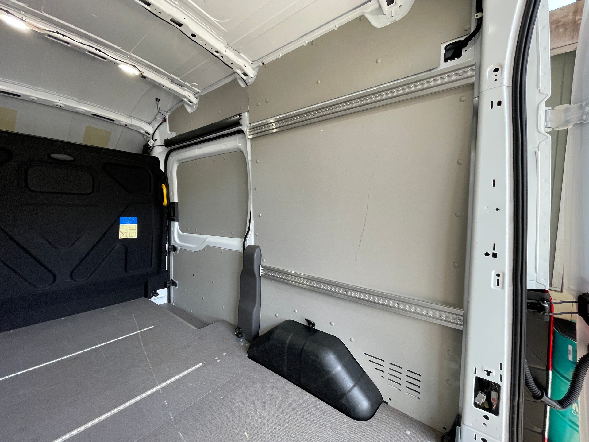 FORD E-Transit Van 350 L2 H3 Trend RWD 68kWh-image-17