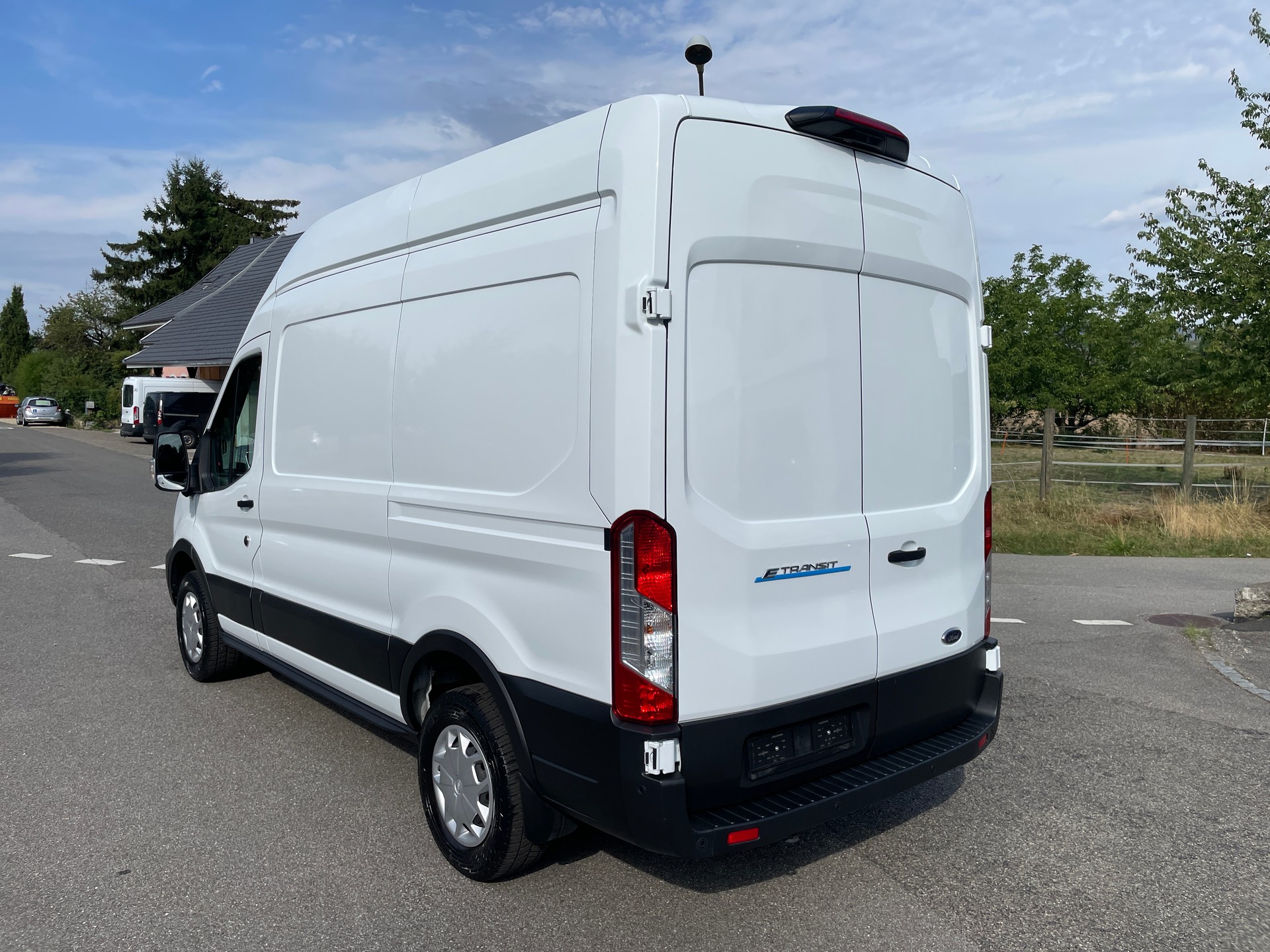 FORD E-Transit Van 350 L2 H3 Trend RWD 68kWh-image-2