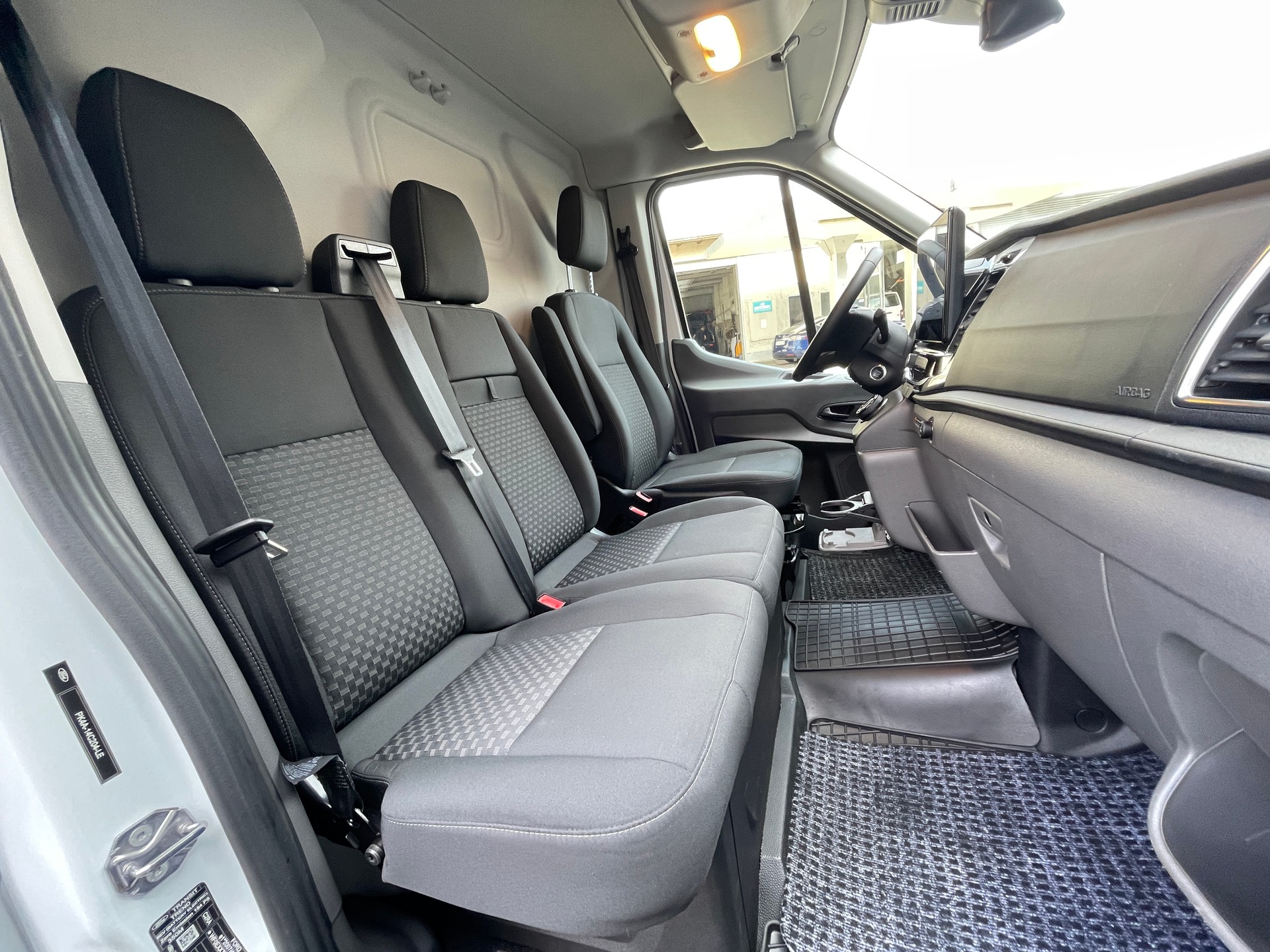 FORD E-Transit Van 350 L2 H3 Trend RWD 68kWh-image-12