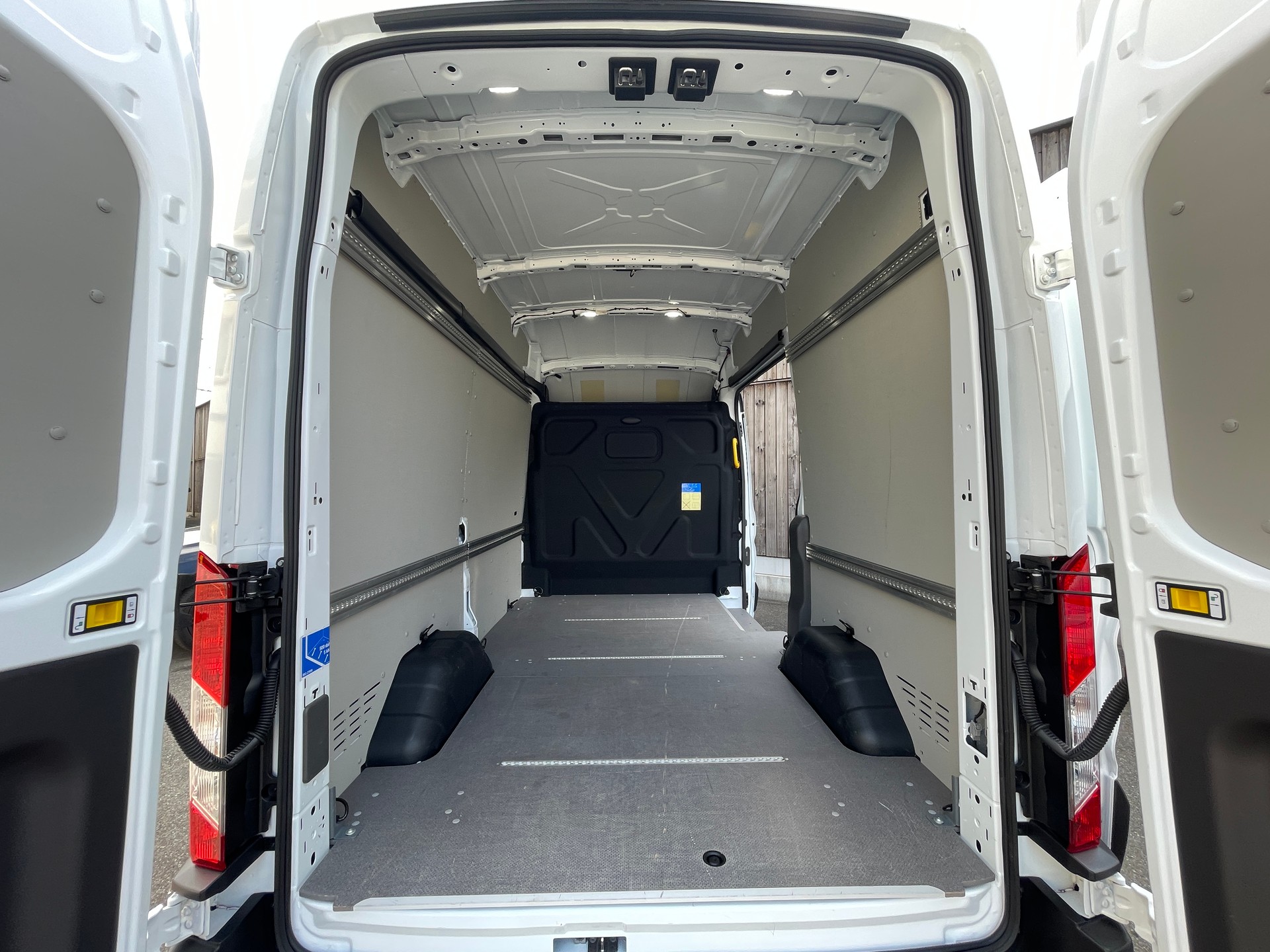 FORD E-Transit Van 350 L2 H3 Trend RWD 68kWh-image-16